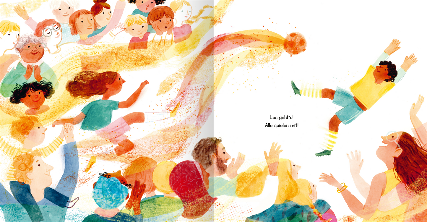 Gezeigt wird eine Innen- oder Zusatzansicht von „Fußball – Alle spielen mit“. Die Illustration zeigt zahlreiche begeisterte Kinder und Erwachsene in lebendigen Farben, die enthusiastisch dem Ball hinterherlaufen. Der zentrale Spieler in gelb-grüner Sportbekleidung springt mit ausgestreckten Armen, während der Ball durch die Luft fliegt. Neben ihm befinden sich fröhliche Gesichter und Hände, die zur actionreichen Szene beitragen. Der Text „Los geht’s! Alle spielen mit!“ ist in...