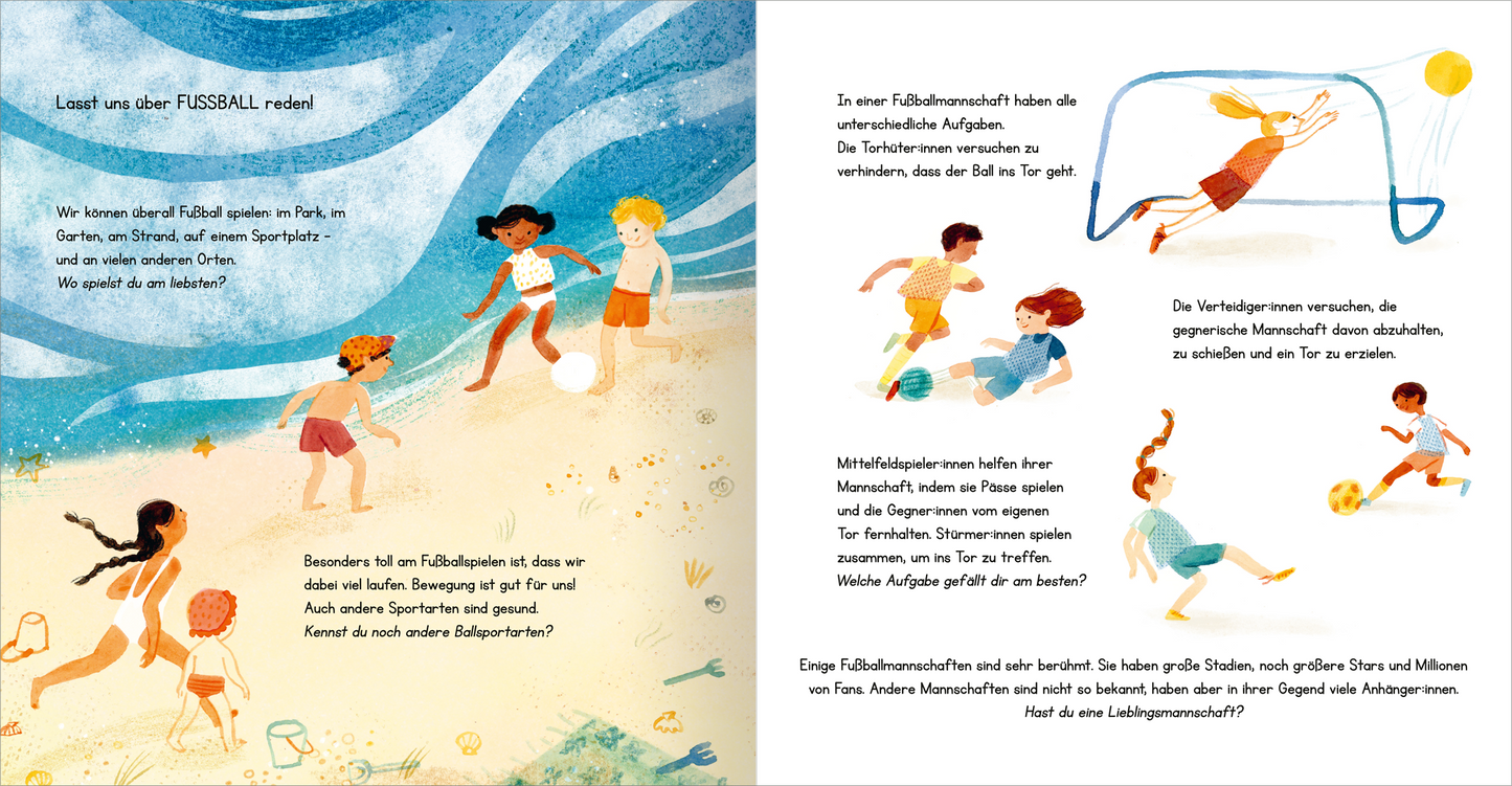 Gezeigt wird eine Innen- oder Zusatzansicht von „Fußball – Alle spielen mit“. Die linke Seite zeigt Kinder, die fröhlich am Strand Fußball spielen, umgeben von blauen Wellen und einem hellen Sandboden. Die Illustrationen sind in lebhaften Farben gehalten, mit einer warmen, einladenden Atmosphäre. Die rechte Seite enthält erläuternden Text in einer klaren, gut lesbaren Schrift. Hier werden verschiedene Rollen im Fußballteam beschrieben, die Typografie ist übersichtlich und...