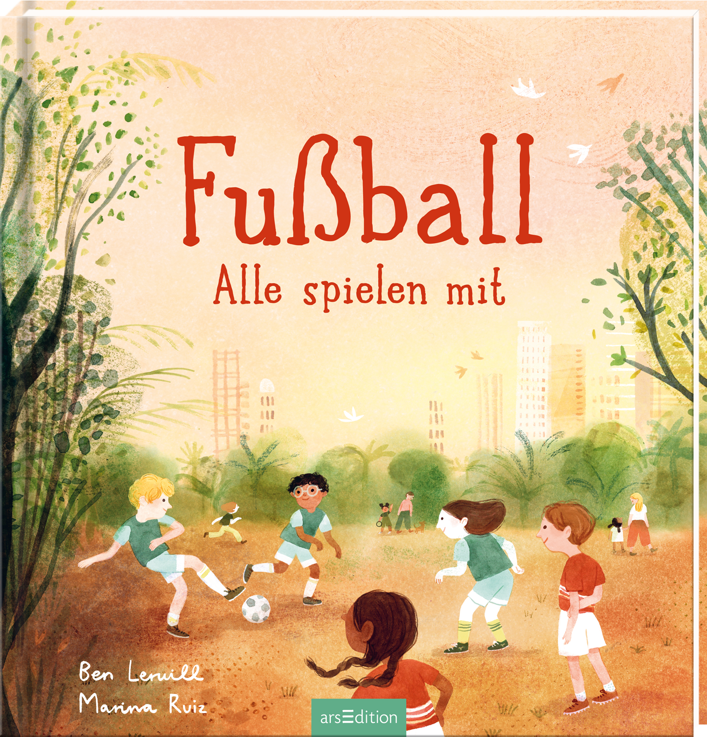 Das Buchcover zeigt eine lebhafte Szenerie auf einem Fußballfeld, umgeben von üppiger Natur und modernen Gebäuden im Hintergrund. Sechs Kinder in bunten Trikots spielen begeistert Fußball. Der Titel „Fußball“ steht in großen, rotbraunen Buchstaben darüber, gefolgt von „Alle spielen mit“ in einer verspielten Schrift. Die fröhliche Atmosphäre und die warmen Farbtöne vermitteln einen einladenden und aktiven Eindruck. Ganz unten mittig steht der Logoschriftzug von arsEdition.