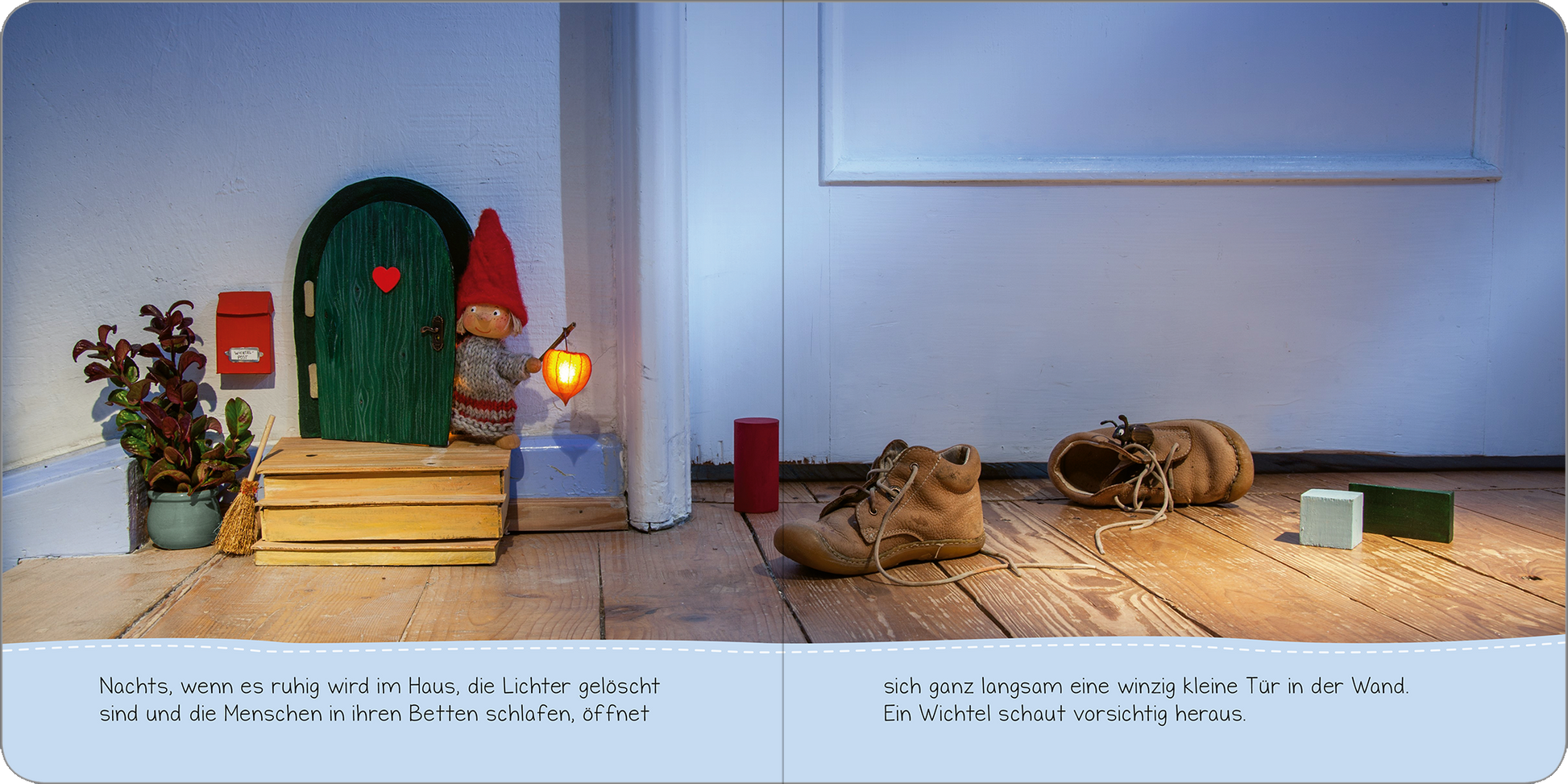 Gezeigt wird eine Innen- oder Zusatzansicht von „Nachts, wenn alles schläft: eine Wichtelgeschichte“. Die Szene zeigt einen gemütlichen Raum mit einer kleinen grünen Tür, vor der eine Wichtelfigur mit rotem Hut steht. Neben der Tür befinden sich ein paar Holzklötze und ein leuchtendes Licht. Im Vordergrund liegen braune Kinderstiefel und farbige Spielzeuge. Die Farben sind warm und einladend, während die Typografie in sanften, klaren Buchstaben gehalten ist.