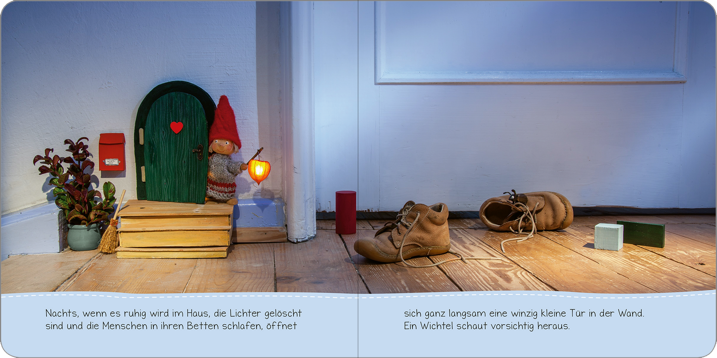 Gezeigt wird eine Innen- oder Zusatzansicht von „Nachts, wenn alles schläft: eine Wichtelgeschichte“. Die Szene zeigt einen gemütlichen Raum mit einer kleinen grünen Tür, vor der eine Wichtelfigur mit rotem Hut steht. Neben der Tür befinden sich ein paar Holzklötze und ein leuchtendes Licht. Im Vordergrund liegen braune Kinderstiefel und farbige Spielzeuge. Die Farben sind warm und einladend, während die Typografie in sanften, klaren Buchstaben gehalten ist.