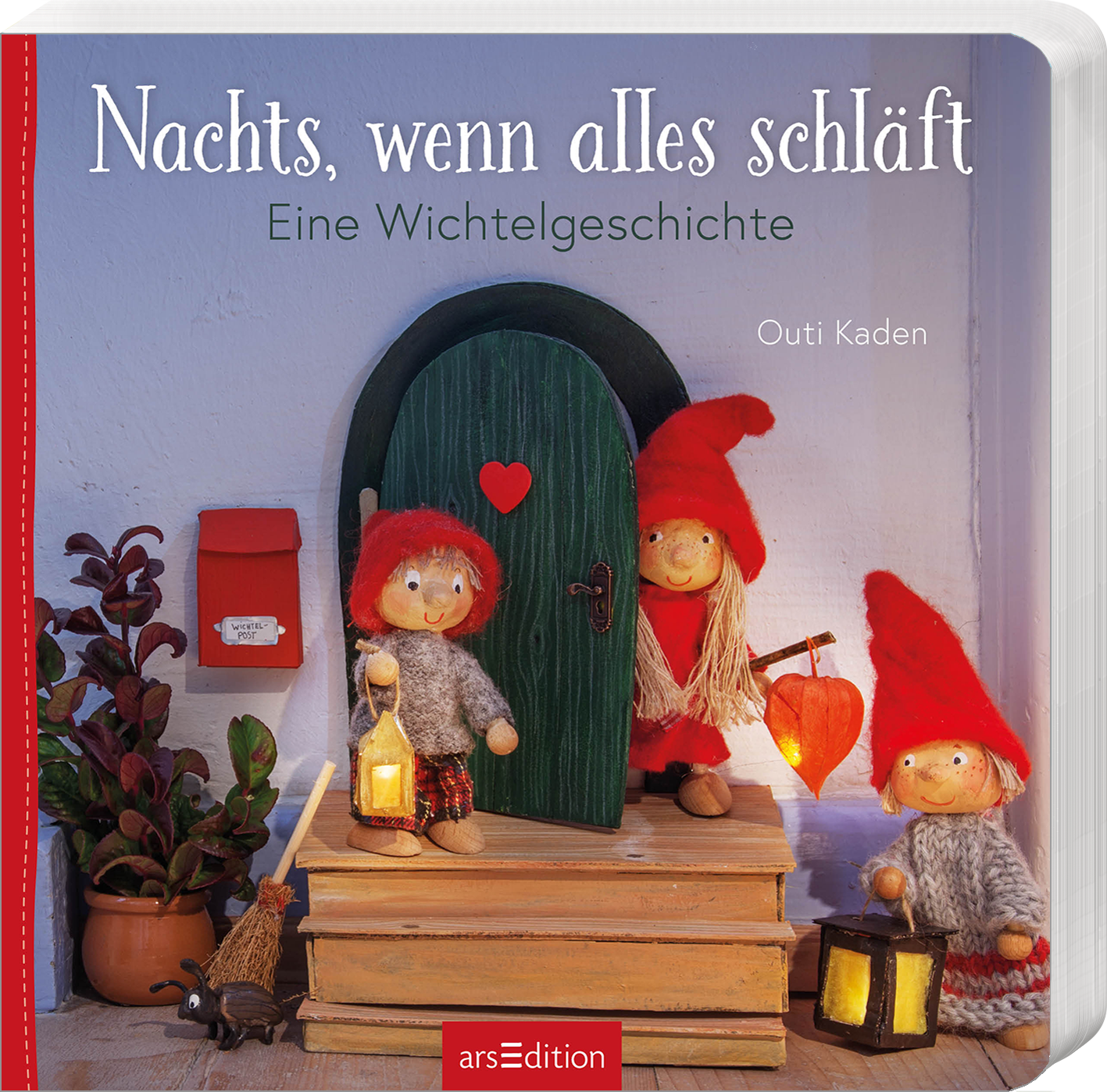 Auf dem Buchcover „Nachts, wenn alles schläft“ ist eine zauberhafte Wichtelgeschichte abgebildet. Drei fröhliche Wichtel mit roten Mützen stehen vor einer hübschen, grünen Tür, die ein kleines rotes Herz hat. Neben ihnen steht ein Wichtel mit einer Laterne. Hinter ihnen sieht man eine rote Postbox. Der Hintergrund ist sanft und hell gehalten. Der Titel ist in großen, weißen Buchstaben geschrieben. Ganz unten mittig steht der Logoschriftzug von arsEdition.