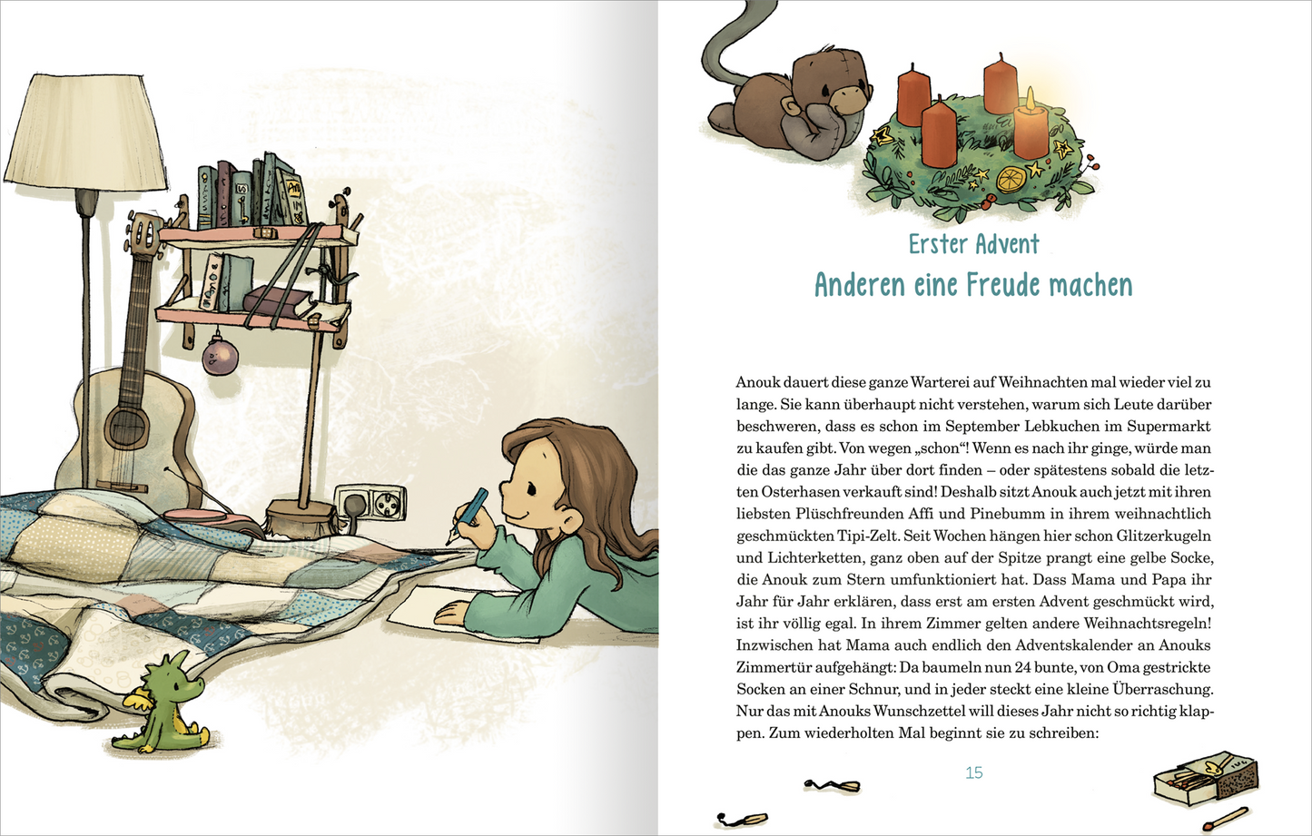 Gezeigt wird eine Innen- oder Zusatzansicht von „Anouk und das Geheimnis der Weihnachtszeit“. Die linke Seite zeigt ein gemütliches Zimmer mit einer Stehlampe und einem Bücherregal, an dem ein Gitarre lehnt. Anouk liegt auf dem Boden und blickt nachdenklich auf ein Notizblatt. Neben ihr sitzt ein kleiner, grüner Drache. Auf der rechten Seite ist ein Adventskranz mit roten Kerzen abgebildet, neben dem Affi auf dem Boden liegt. Darunter beginnt das Kapitel in klarer, leserlicher Schrift.