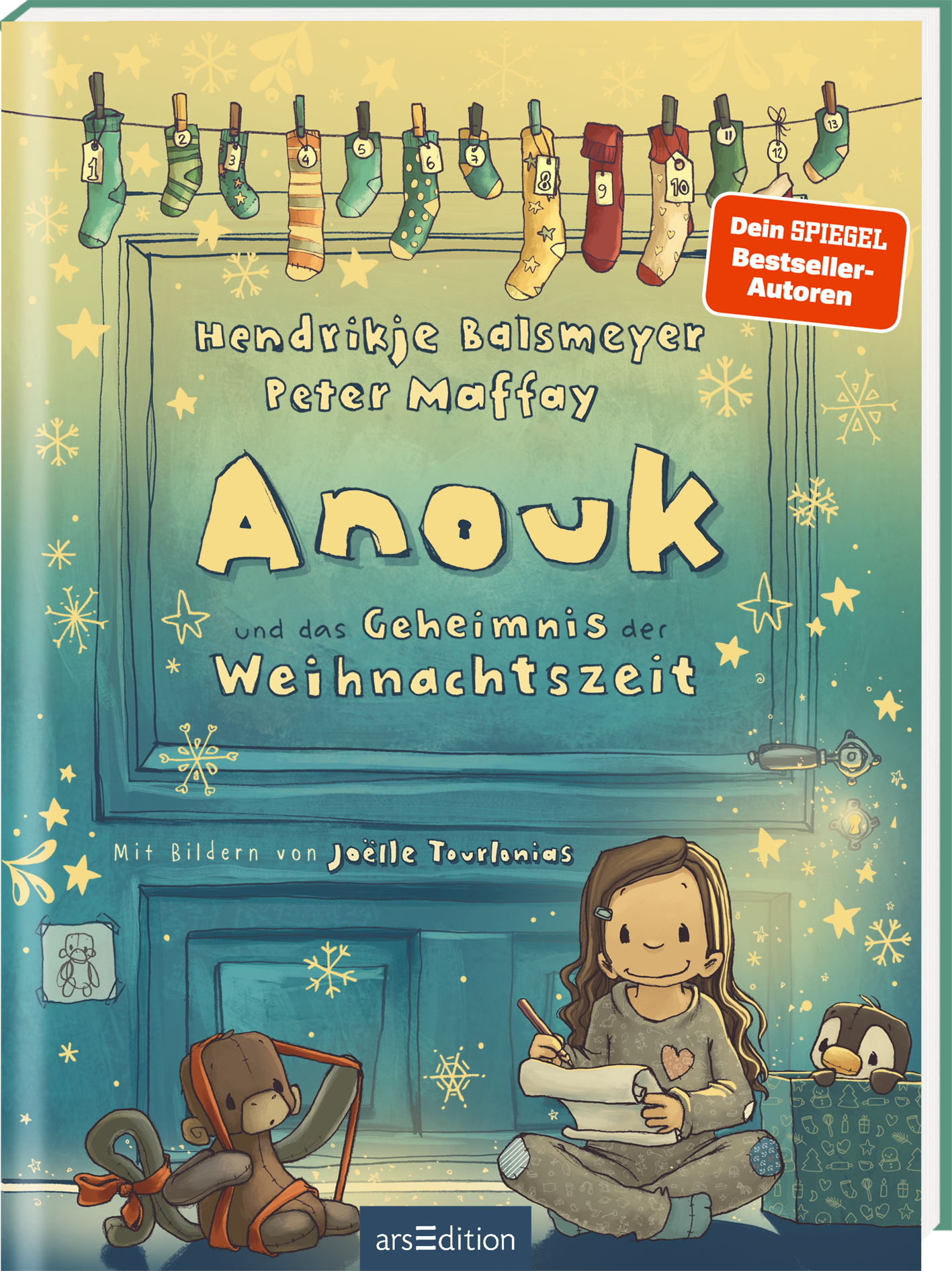 Auf dem Buchcover ist ein weihnachtlich dekorierter Raum zu sehen, in dem ein Mädchen namens Anouk sitzt. Sie hält einen Stift und ein Blatt Papier in den Händen. Über ihr hängen bunte Weihnachtsstrümpfe an einer Leine. Die Farben sind sanft und warm, hauptsächlich in Blau- und Brauntönen. Der Titel „Anouk und das Geheimnis der Weihnachtszeit“ ist mittig platziert, während die Autoren Hendrikje Balsmeyer und Peter Maffay oberhalb stehen. Oben rechts ist ein roter Button mit dem...