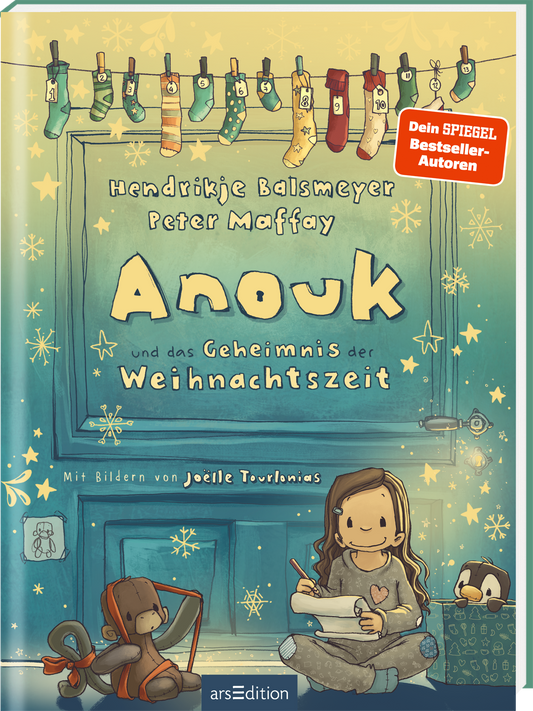 Auf dem Buchcover ist ein weihnachtlich dekorierter Raum zu sehen, in dem ein Mädchen namens Anouk sitzt. Sie hält einen Stift und ein Blatt Papier in den Händen. Über ihr hängen bunte Weihnachtsstrümpfe an einer Leine. Die Farben sind sanft und warm, hauptsächlich in Blau- und Brauntönen. Der Titel „Anouk und das Geheimnis der Weihnachtszeit“ ist mittig platziert, während die Autoren Hendrikje Balsmeyer und Peter Maffay oberhalb stehen. Oben rechts ist ein roter Button mit dem...