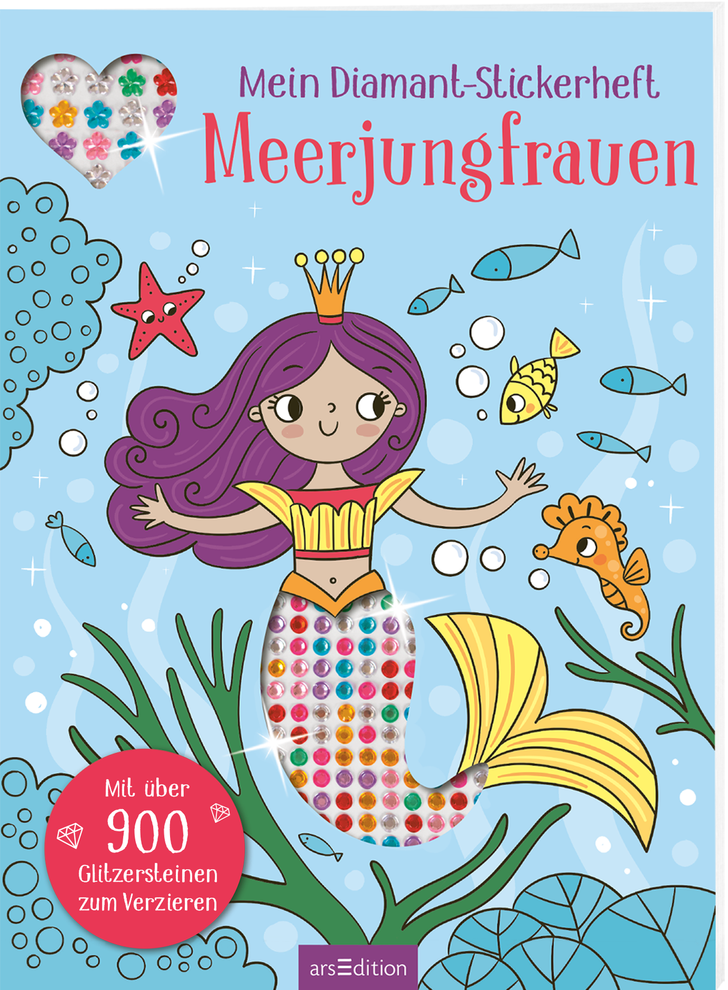 Gezeigt wird eine 3D-Ansicht des Heftes. Das Buchcover zeigt eine fröhliche Meerjungfrau mit lila Haaren und einer Krone, die in einer bunten, Unterwasserlandschaft schwimmt. Ihre Flosse zeigt die Diamantsticker, welche hinter dem Cover aufbewahrt werden. Sie wird von stilisierten Fischen sowie Wasserpflanzen umgeben. Über ihr steht in geschwungener Schrift „Mein Diamant-Stickerheft Meerjungfrauen“. Am unteren Rand ist der Hinweis „Mit über 900 Glitzersteinen zum Verzieren“ zu sehen....