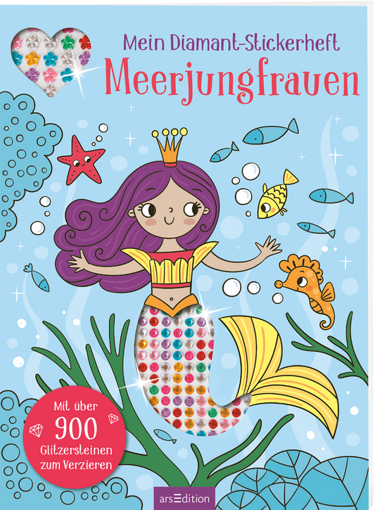Gezeigt wird eine 3D-Ansicht des Heftes. Das Buchcover zeigt eine fröhliche Meerjungfrau mit lila Haaren und einer Krone, die in einer bunten, Unterwasserlandschaft schwimmt. Ihre Flosse zeigt die Diamantsticker, welche hinter dem Cover aufbewahrt werden. Sie wird von stilisierten Fischen sowie Wasserpflanzen umgeben. Über ihr steht in geschwungener Schrift „Mein Diamant-Stickerheft Meerjungfrauen“. Am unteren Rand ist der Hinweis „Mit über 900 Glitzersteinen zum Verzieren“ zu sehen....
