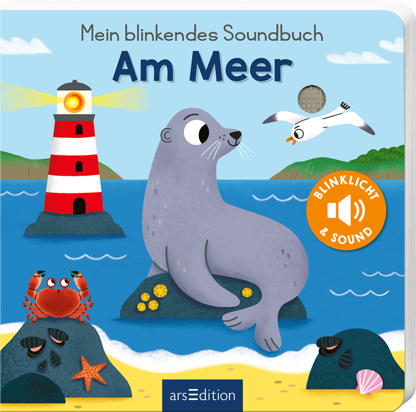 Auf dem Cover des Buches „Mein blinkendes Soundbuch Am Meer“ ist ein sphärisches maritimes Szenario dargestellt. Im Vordergrund sitzt eine graue Robbe auf einem Felsen, während im Hintergrund ein rot-weißer Leuchtturm und ein fliegender Möwe sichtbar sind. Strände und Wellen unterstreichen die maritime Atmosphäre. Die Titel-Typografie ist klar und freundlich in Blau gehalten. Ein orangefarbener Button mit der Aufschrift „BLINKLICHT & SOUND“ zieht Aufmerksamkeit auf sich. Ganz...