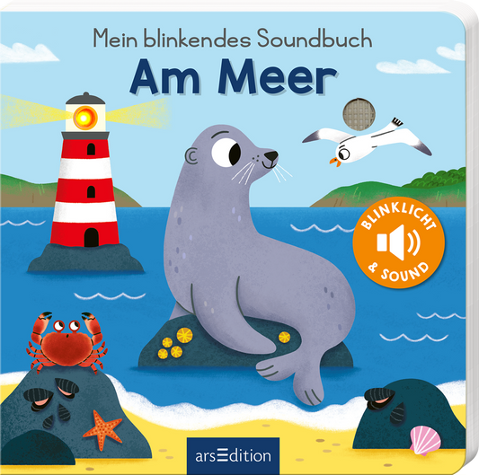 Auf dem Cover des Buches „Mein blinkendes Soundbuch Am Meer“ ist ein sphärisches maritimes Szenario dargestellt. Im Vordergrund sitzt eine graue Robbe auf einem Felsen, während im Hintergrund ein rot-weißer Leuchtturm und ein fliegender Möwe sichtbar sind. Strände und Wellen unterstreichen die maritime Atmosphäre. Die Titel-Typografie ist klar und freundlich in Blau gehalten. Ein orangefarbener Button mit der Aufschrift „BLINKLICHT & SOUND“ zieht Aufmerksamkeit auf sich. Ganz...