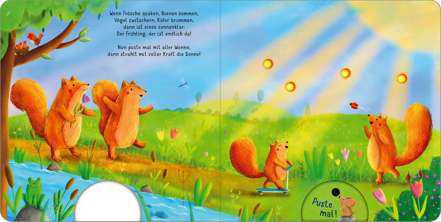 Gezeigt wird eine Innen- oder Zusatzansicht von „Mein liebstes Pustebuch – Hallo Frühling!“. Die Illustrationen zeigen zwei fröhliche Eichhörnchen, die auf einer blühenden Wiese stehen, umgeben von bunten Blumen und einem kleinen Bach. Der Himmel ist strahlend blau mit sanften Wolken und Sonnenstrahlen. Die Typografie im oberen Bereich hebt den Text hervor und ist gut lesbar in einer verspielten Schrift gestaltet. Die Farbpalette ist leuchtend und sommerlich, was eine fröhliche...