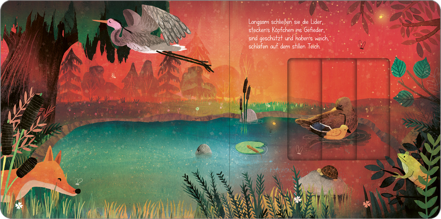 Gezeigt wird eine Innen- oder Zusatzansicht von „Wenn die Sonne schlafen geht“. Die Illustration zeigt eine friedliche Naturlandschaft bei Dämmerung, mit einem glitzernden Teich, umgeben von üppigem, grünem Laub. Im Vordergrund sind ein Fuchs und eine Schildkröte zu sehen, während im Hintergrund eine Gruppe von Vögeln über den Teich fliegt. Die Farbpalette reicht von satten Rottönen bis hin zu kühlen Blautönen, und die Schrift ist in einer klaren, gut lesbaren Typografie gehalten.