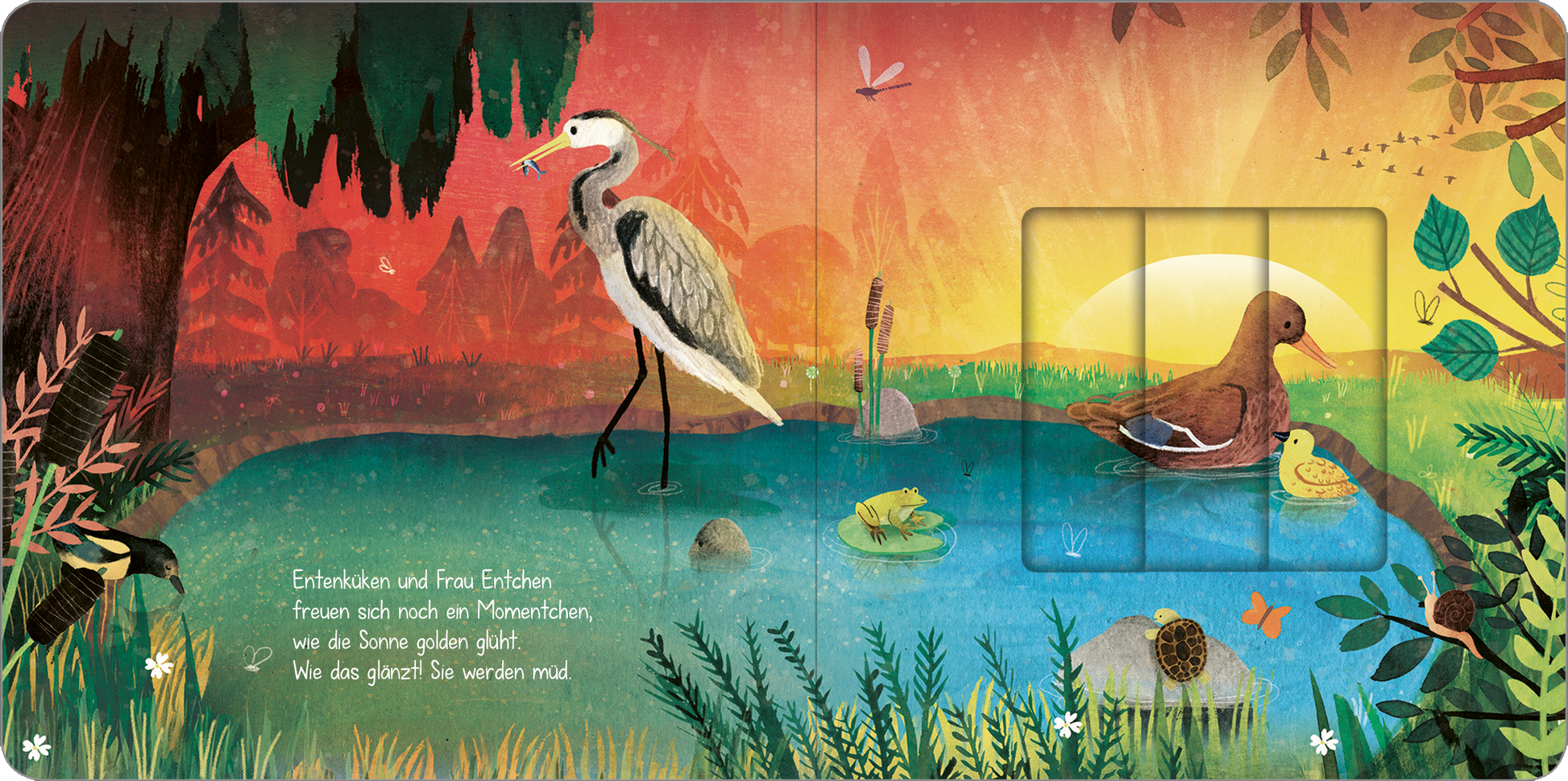 Gezeigt wird eine Innen- oder Zusatzansicht von „Wenn die Sonne schlafen geht“. Die Illustration zeigt eine malerische Naturlandschaft mit einem Teich, umrahmt von üppigem Grün und bunten Pflanzen. Im Vordergrund stehen ein Storch und eine Ente, während die Sonne am Horizont aufgeht und den Himmel in warme Rottöne taucht. Die typografische Darstellung des Textes ist klar und gut lesbar, umrahmt von sanften, natürlichen Elementen.