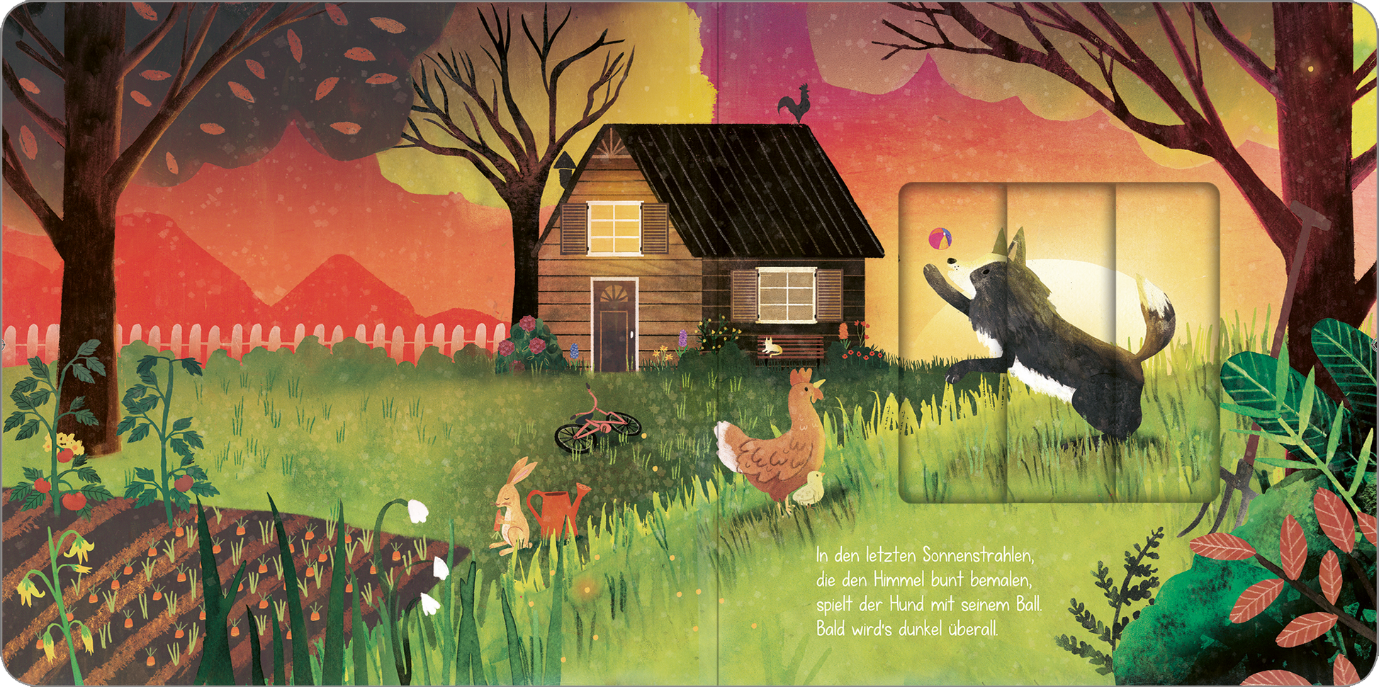 Gezeigt wird eine Innen- oder Zusatzansicht von „Wenn die Sonne schlafen geht“. Die Illustration zeigt eine ländliche Szene bei Sonnenuntergang mit warmen Farben in Orange, Lila und Rosa. Im Vordergrund sind Tiere wie ein Huhn, ein Kaninchen und ein spielender Hund abgebildet. Im Hintergrund steht ein einfaches Holzhaus, umgeben von einem Zaun und Bäumen. Auf der rechten Seite sind einige Textelemente in verspielter Schrift zu sehen, die zur freundlichen Atmosphäre beitragen.