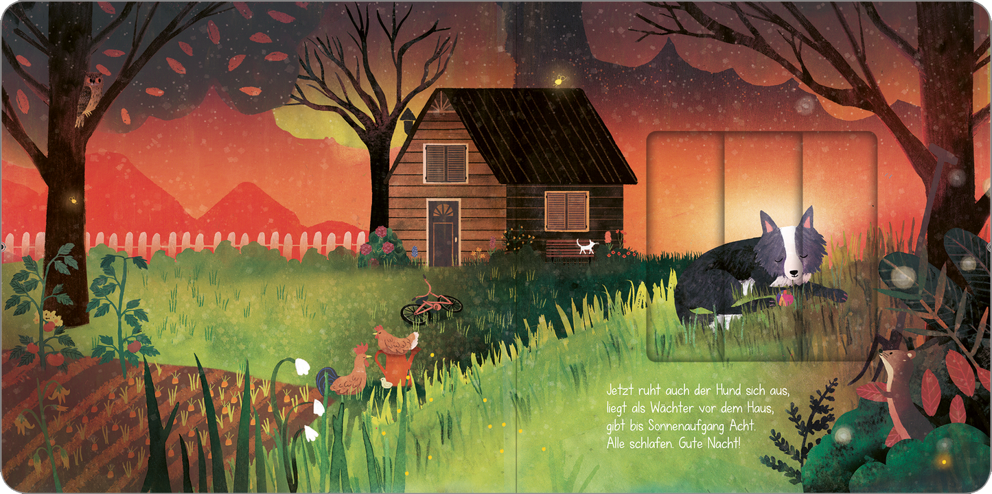 Gezeigt wird eine Innen- oder Zusatzansicht von „Wenn die Sonne schlafen geht“. Das Bild zeigt ein warm beleuchtetes Holzhaus vor einem farbenfrohen, stimmungsvollen Himmel in sanften Rot- und Lilatönen. Im Vordergrund sind ein schlafender Hund, ein Huhn und eine Maus auf grünem Gras dargestellt. Die Typografie in der rechten Bildhälfte ist in einer verspielten Schrift gehalten und vermittelt eine beruhigende, nächtliche Atmosphäre. Die Gestaltung ist liebevoll und kindgerecht.