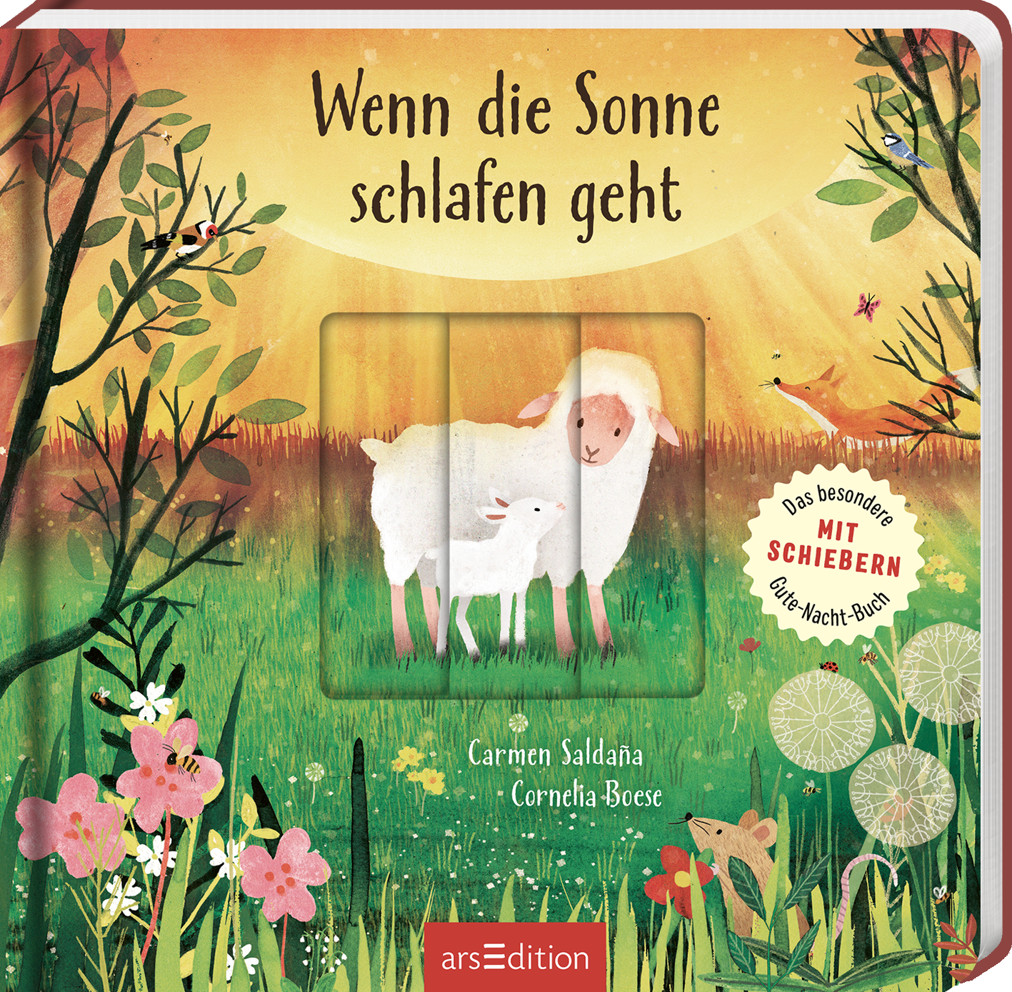 Das Buchcover zeigt eine friedliche, farbenfrohe Landschaft mit grünen Wiesen und bunten Blumen. Im Vordergrund sind ein Schaf und ein Lamm abgebildet, die eng zusammenstehen. Der Titel „Wenn die Sonne schlafen geht“ ist in geschwungener, fröhlicher Schrift am oberen Rand platziert. Auch ein Hinweis auf „Das besondere mit Schiebern Gute-Nacht-Buch“ ist sichtbar. Ganz unten mittig steht der Logoschriftzug von arsEdition.