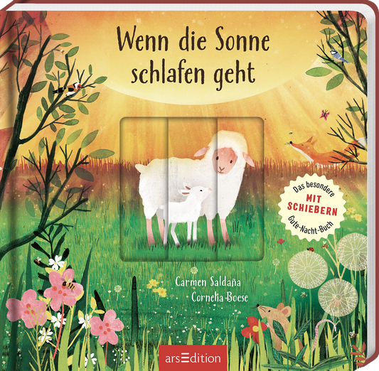 Das Buchcover zeigt eine friedliche, farbenfrohe Landschaft mit grünen Wiesen und bunten Blumen. Im Vordergrund sind ein Schaf und ein Lamm abgebildet, die eng zusammenstehen. Der Titel „Wenn die Sonne schlafen geht“ ist in geschwungener, fröhlicher Schrift am oberen Rand platziert. Auch ein Hinweis auf „Das besondere mit Schiebern Gute-Nacht-Buch“ ist sichtbar. Ganz unten mittig steht der Logoschriftzug von arsEdition.