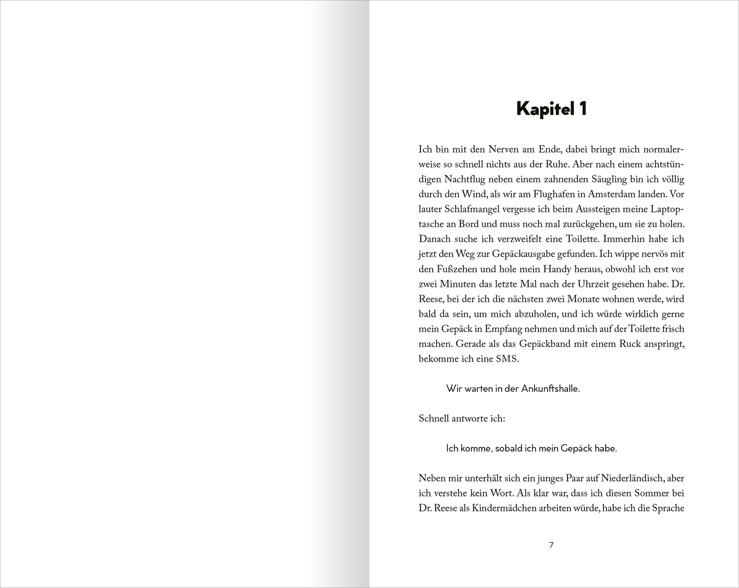 Gezeigt wird eine Innen- oder Zusatzansicht von „My Hot Dutch Boyfriend“. Die Seite präsentiert den Beginn eines Kapitels mit der Überschrift „Kapitel 1“ in großen, klaren, schwarzen Buchstaben. Der Text ist in einer gut lesbaren, Serifenschrift in Schwarz auf weißem Hintergrund gesetzt. Links und rechts sind weite Ränder sichtbar, die dem Layout Offenheit verleihen.