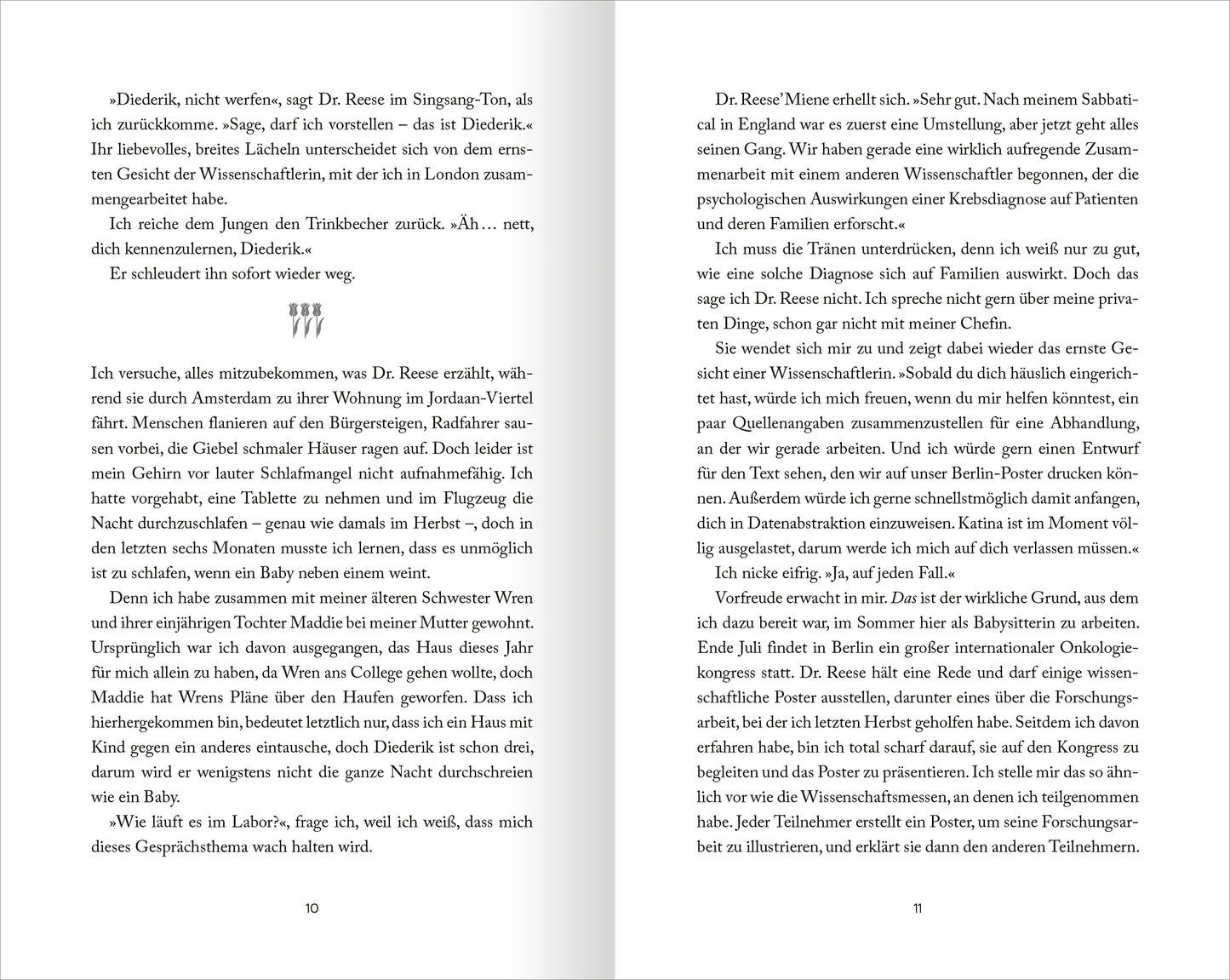 Gezeigt wird eine Innenansicht von „My Hot Dutch Boyfriend“. Die Doppelseite zeigt zwei Spalten mit fortlaufendem Text, unterbrochen von einer Absatzmarke in Form von Tulpen. Die Schrift ist in einer klaren, gut lesbaren Typografie gehalten, vorwiegend in Schwarz auf weißem Hintergrund.