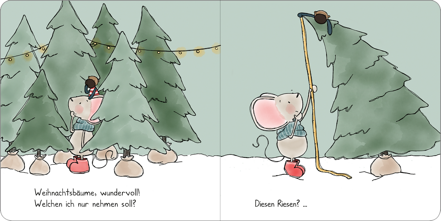 Gezeigt wird eine Innen- oder Zusatzansicht von „Weihnachten mit Maus“. Die Darstellung zeigt eine bezaubernde Winterlandschaft mit mehreren grünen Weihnachtsbäumen. In der Mitte steht eine Maus in einem blauen Pullover, die an einem langen Stock zieht, um einen Hut zu erreichen. Ihre großen, runden Ohren und rosa Wangen verleihen ihr ein fröhliches Aussehen. Der Hintergrund ist in sanften Grün- und Weißtönen gehalten, während die Schrift in verspielter, handschriftlicher Typografie...