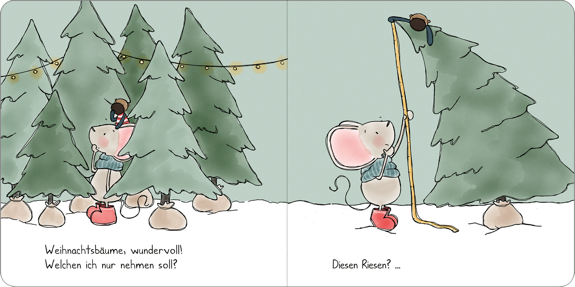 Gezeigt wird eine Innen- oder Zusatzansicht von „Weihnachten mit Maus“. Die Darstellung zeigt eine bezaubernde Winterlandschaft mit mehreren grünen Weihnachtsbäumen. In der Mitte steht eine Maus in einem blauen Pullover, die an einem langen Stock zieht, um einen Hut zu erreichen. Ihre großen, runden Ohren und rosa Wangen verleihen ihr ein fröhliches Aussehen. Der Hintergrund ist in sanften Grün- und Weißtönen gehalten, während die Schrift in verspielter, handschriftlicher Typografie...