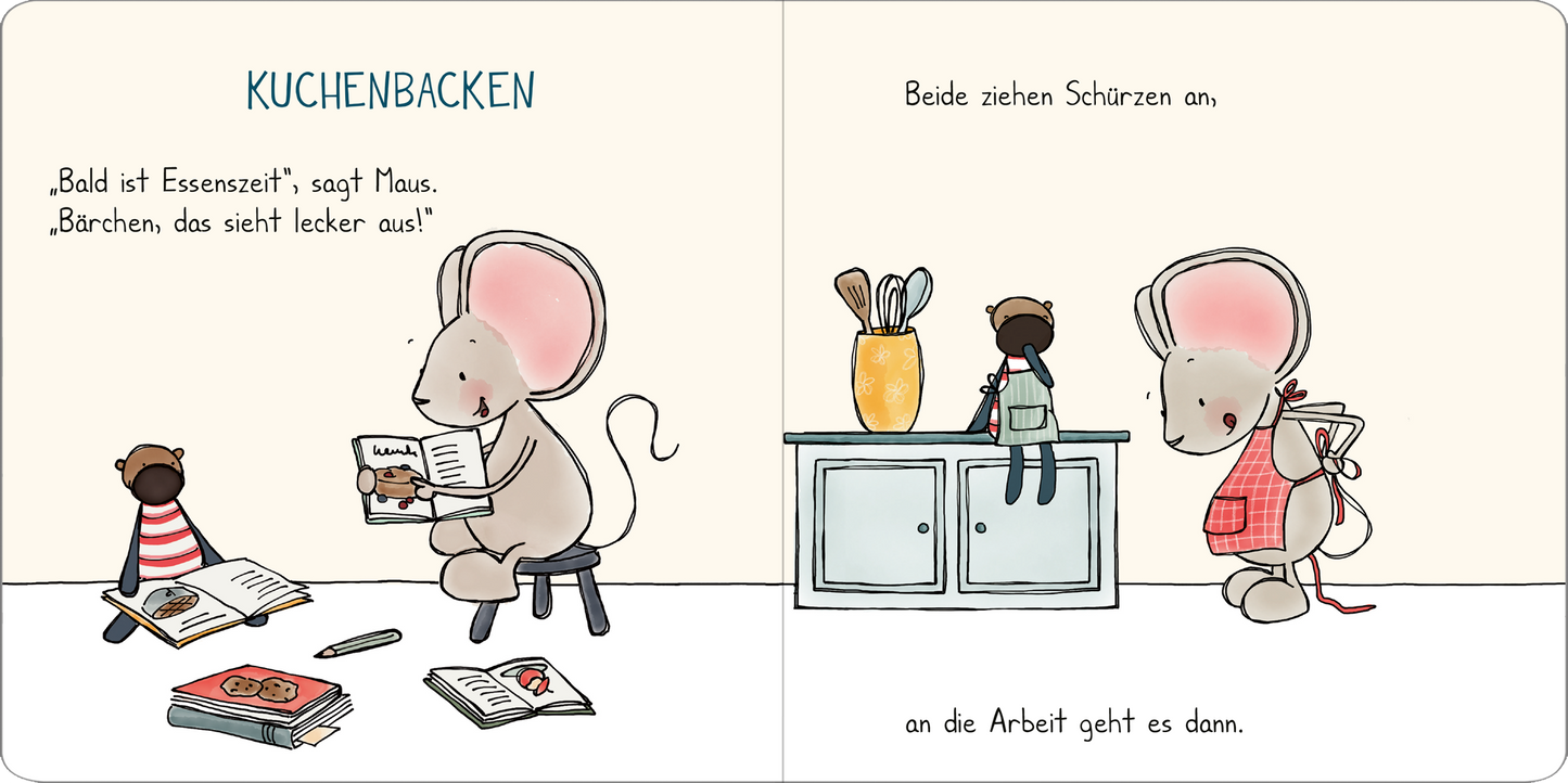Gezeigt wird eine Innen- oder Zusatzansicht von „Weihnachten mit Maus“. Die Doppelseite zeigt die Maus, die an einem Tisch sitzt und ein Rezeptbuch betrachtet, während ein kleiner Bär daneben steht. Beide Figuren tragen farbenfrohe Schürzen. Der Hintergrund ist hell und neutral gehalten, während die Schrift in freundlichem Blau und Schwarz erscheint. Die Illustration ist kinderfreundlich und mit sanften Konturen und fröhlichen, pastellfarbenen Akzenten gestaltet.