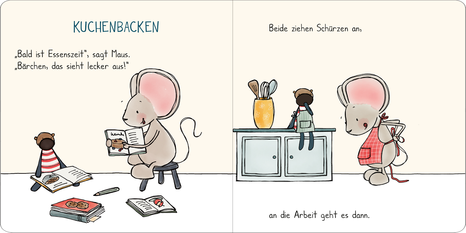 Gezeigt wird eine Innen- oder Zusatzansicht von „Weihnachten mit Maus“. Die Doppelseite zeigt die Maus, die an einem Tisch sitzt und ein Rezeptbuch betrachtet, während ein kleiner Bär daneben steht. Beide Figuren tragen farbenfrohe Schürzen. Der Hintergrund ist hell und neutral gehalten, während die Schrift in freundlichem Blau und Schwarz erscheint. Die Illustration ist kinderfreundlich und mit sanften Konturen und fröhlichen, pastellfarbenen Akzenten gestaltet.