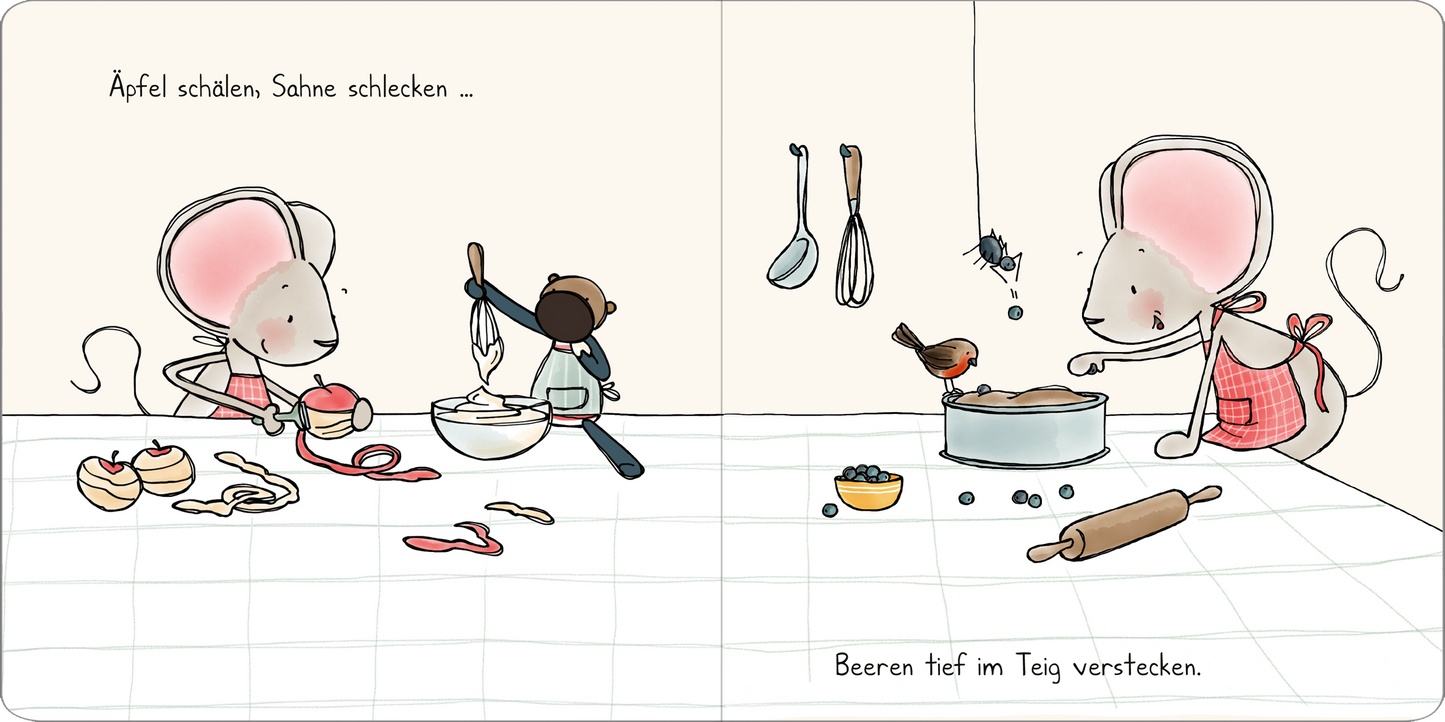 Gezeigt wird eine Innenansicht von „Weihnachten mit Maus“. Auf der linken Seite sind zwei niedliche Mäuse, eine rot gekleidet, die Äpfel schält, während die andere mit einem Kochlöffel in einer Schüssel rührt. Im Hintergrund hängen Küchengeräte an der Wand. Die rechte Seite zeigt die Mäuse mit einem Kuchen, in dem Beeren versteckt sind. Die Farben sind weich und pastellig, mit viel Weiß und sanften Akzenten, und die Typografie ist verspielt und eindeutig lesbar.