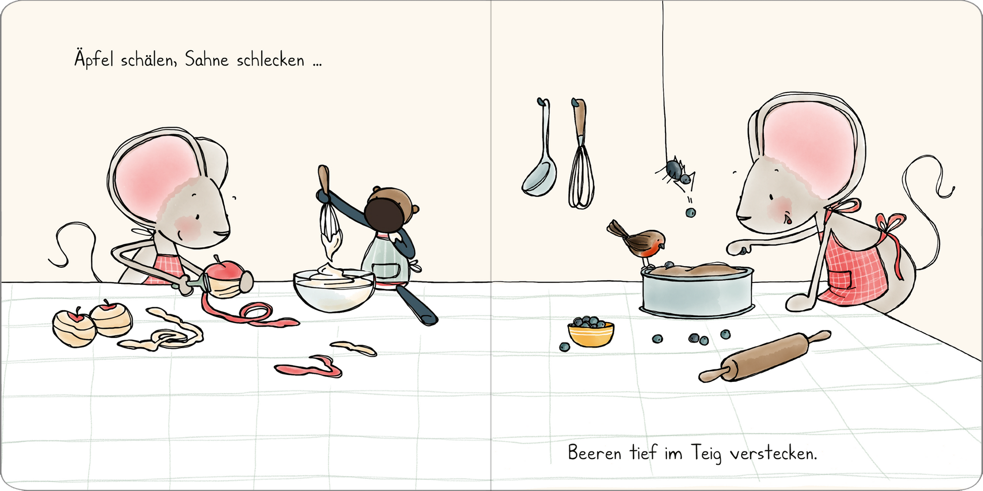 Gezeigt wird eine Innenansicht von „Weihnachten mit Maus“. Auf der linken Seite sind zwei niedliche Mäuse, eine rot gekleidet, die Äpfel schält, während die andere mit einem Kochlöffel in einer Schüssel rührt. Im Hintergrund hängen Küchengeräte an der Wand. Die rechte Seite zeigt die Mäuse mit einem Kuchen, in dem Beeren versteckt sind. Die Farben sind weich und pastellig, mit viel Weiß und sanften Akzenten, und die Typografie ist verspielt und eindeutig lesbar.