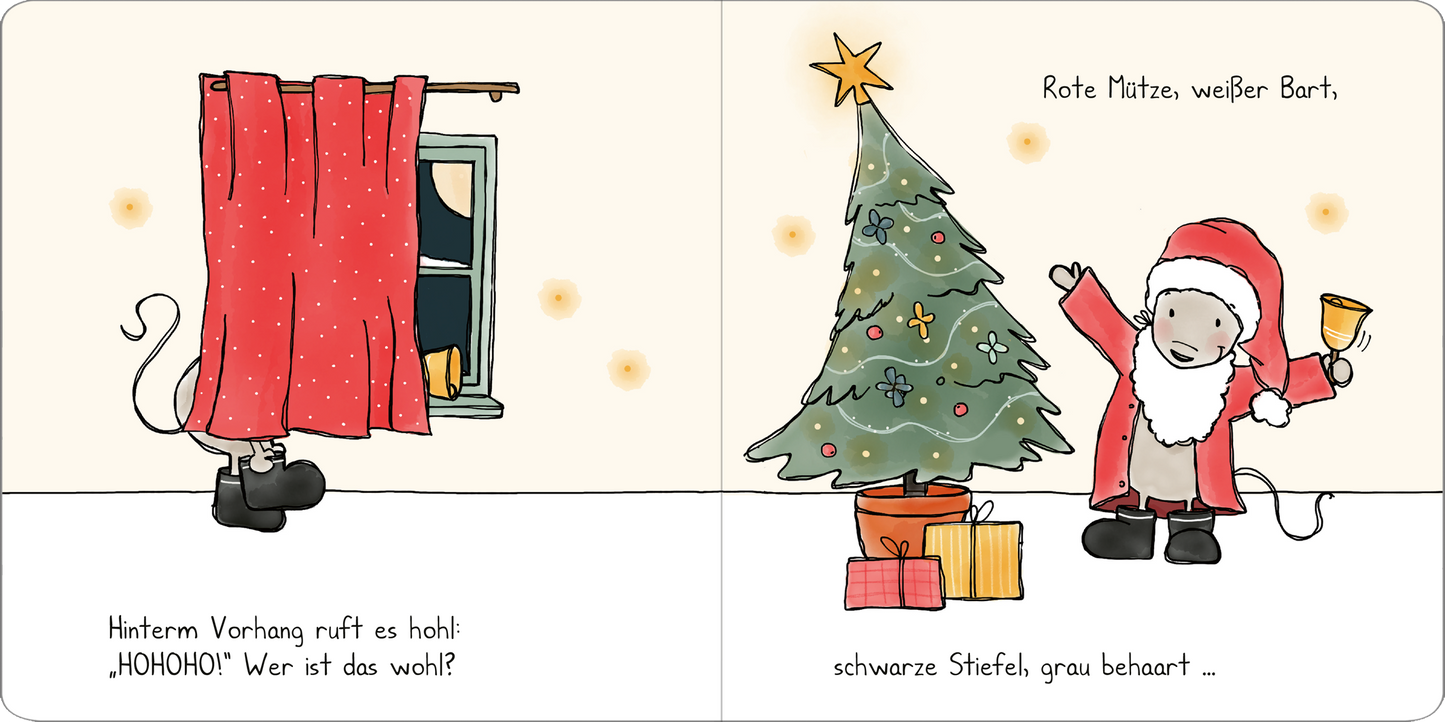 Gezeigt wird eine Innen- oder Zusatzansicht von „Weihnachten mit Maus“. Auf der linken Seite zieht ein roter Vorhang zur Seite, hinter dem eine Maus zu sehen ist, die laut „HOHOHO!“ ruft. Auf der rechten Seite steht ein Weihnachtsbaum mit grünen Zweigen, geschmückt mit bunten Kugeln und einer hellen Spitze. Daneben steht eine Maus in rotem Weihnachtsmannkostüm mit weißem Bart und hält eine goldene Glocke. Der Hintergrund ist hell und mit kleinen, gelben Sternen verziert.