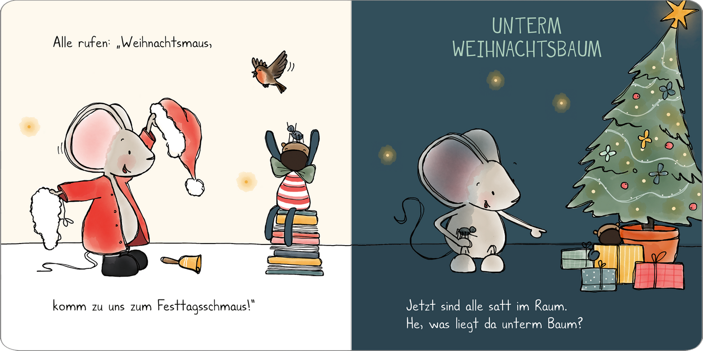 Gezeigt wird eine Innen- oder Zusatzansicht von „Weihnachten mit Maus“. Links sieht man die Maus in einem roten Weihnachtsmannkostüm mit einer roten Mütze, umgeben von fröhlichen Tieren, die einen Festtagszauber ausstrahlen. Rechts ist eine festlich dekorierte Weihnachtsecke mit einem Tannenbaum, unter dem Geschenke liegen. Die Farben sind warm und einladend, dominierend sind Rot- und Grüntöne. Die Schrift ist kindgerecht und gut lesbar, mit einer verspielten Typografie.