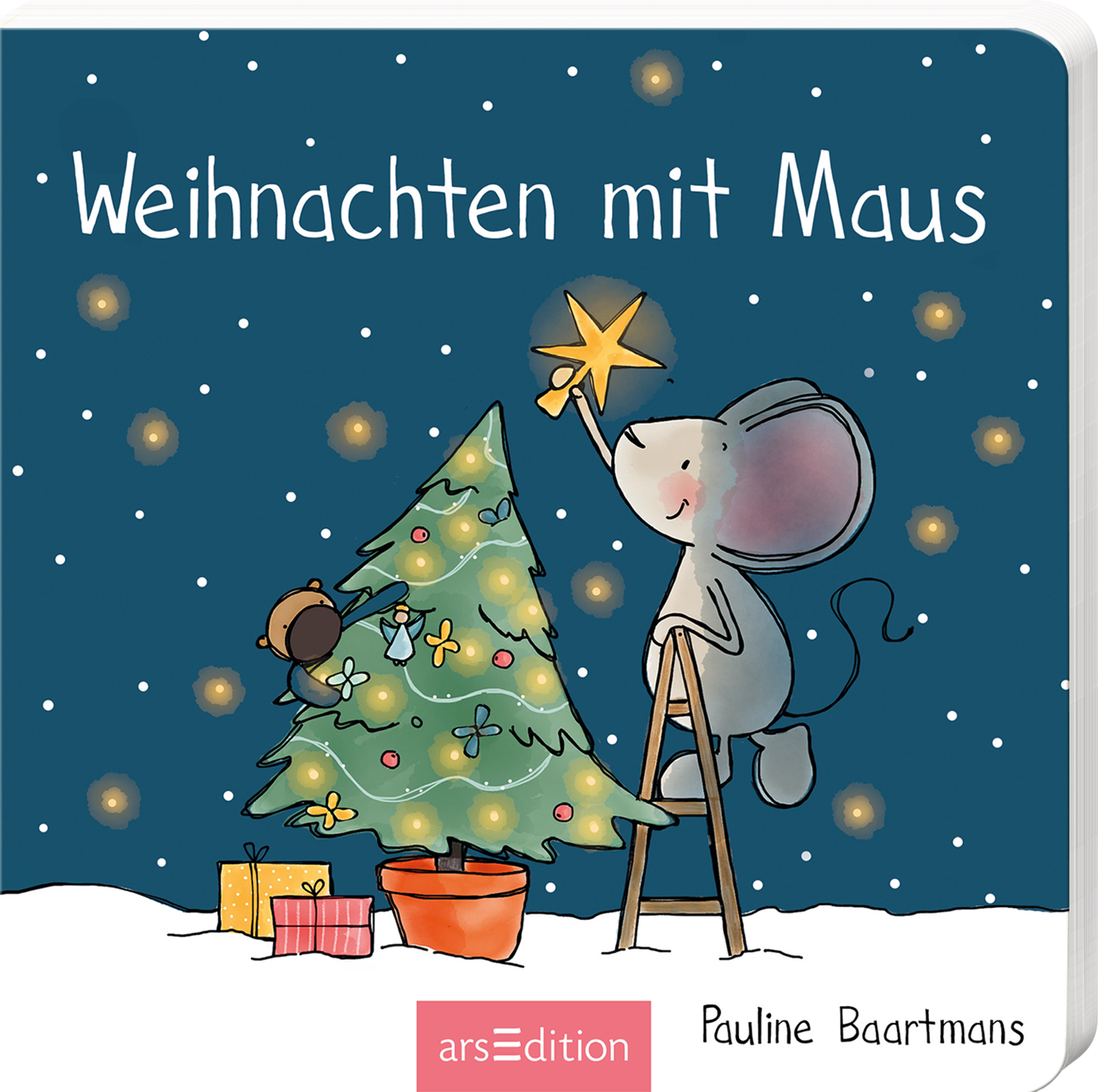 Auf dem Buchcover „Weihnachten mit Maus“ von Pauline Baartmans wird eine winzige, graue Maus dargestellt, die auf einer Leiter steht und einen leuchtenden Stern auf einem festlich geschmückten Weihnachtsbaum platziert. Um die Maus herum fällt sanfter, weißer Schnee vor einem dunkelblauen Hintergrund. Unter dem Weihnachtsbaum liegen bunte Geschenke. Die Schrift des Titels zeigt sich in einer kindlichen, weißen Typografie. Ganz unten mittig steht der Logoschriftzug von arsEdition.