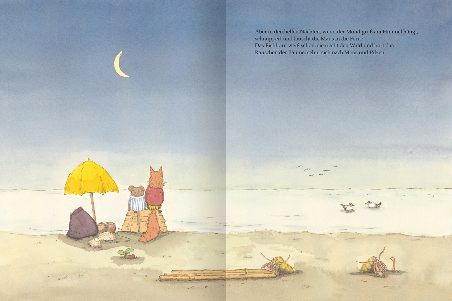 Gezeigt wird eine Innen- oder Zusatzansicht von „Ein Jahr mit Maus und Eichhorn“. Die Illustration zeigt eine ruhige Strandlandschaft bei Nacht, mit einem sanften Himmel in pastellfarbenen Blau- und Grautönen. Im Vordergrund sitzen Maus und Eichhorn unter einem gelben Sonnenschirm, die auf das Wasser blicken. Eine kleine Mondsichel hängt am Himmel, während einige Vögel im Hintergrund fliegen. Die schlichte, kinderfreundliche Typografie ist klar lesbar und ergänzt die Bildszene...