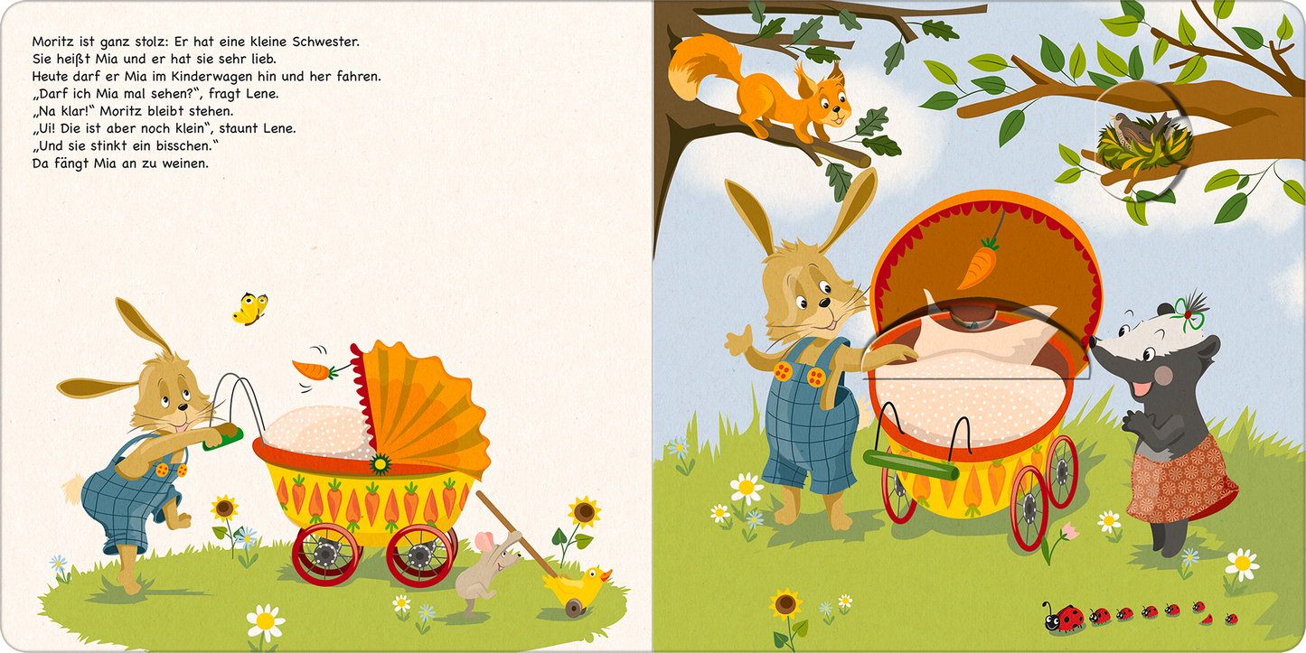 Gezeigt wird eine Innen- oder Zusatzansicht von „Moritz Moppelpo und sein Geschwisterchen“. Die Illustration zeigt Moritz, einen fröhlichen Hasen, der mit einer kleinen Schwester im Kinderwagen spielt. Die Farben sind überwiegend hell und freundlich, mit Gelbtönen, die den Kinderwagen hervorheben, und einer lebendigen grünen Umgebung. Die Typografie des Textes ist klar und spielerisch, passend zur kindlichen Thematik, mit einer einladenden Gestaltung, die das junge Publikum anspricht.