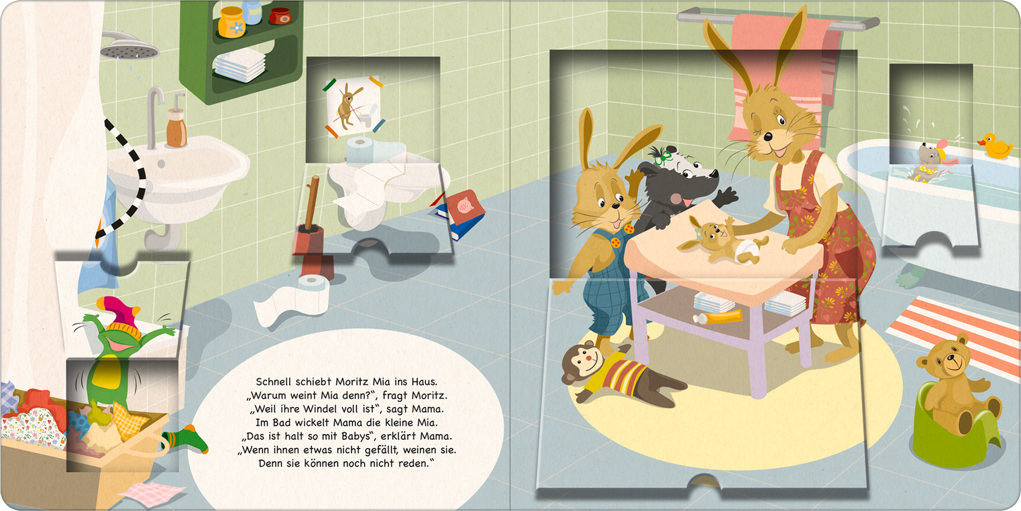 Gezeigt wird eine Innen- oder Zusatzansicht von „Moritz Moppelpo und sein Geschwisterchen“. Die Szene spielt in einem hellen Badezimmer mit grünen Kacheln. Darin sind zwei bunte Kinderhasen, die an einem Tisch stehen. Einer von ihnen zeigt auf einen kleinen Hasen, während die Mutter, gekleidet in einem roten Kleid, sie anlächelt. Auf dem Tisch stehen Spielsachen und eine Waschschüssel. Der Raum wirkt freundlich und einladend, mit einem bunten Bademantel und einem Kinderhandtuch, die am...