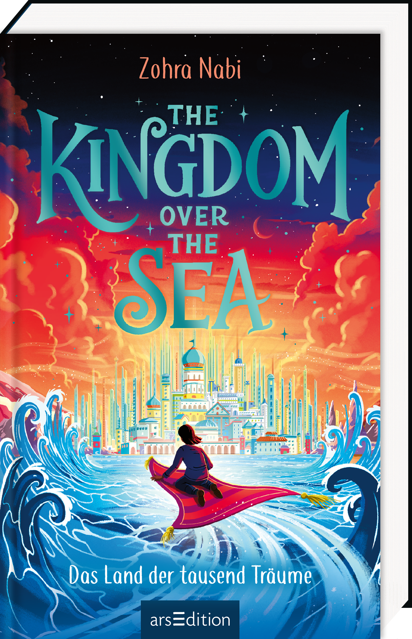 Das Buchcover zeigt in der Ferne ein imposantes Königreich, das hinter einem blauen Meer zu erkennen ist. Im Vordergrund sitze Figur in roter Kleidung auf einem fliegenden Teppich. Oberhalb türmen sich rot-orangefarbene Wolken und ein tiefblauer Himmel. Darauf prangt der Titel „THE KINGDOM OVER THE SEA“ in geschwungener, blauer Schrift. Darunter steht in kleinerer Schrift „Das Land der tausend Träume“. Ganz unten mittig steht der Logoschriftzug von arsEdition.