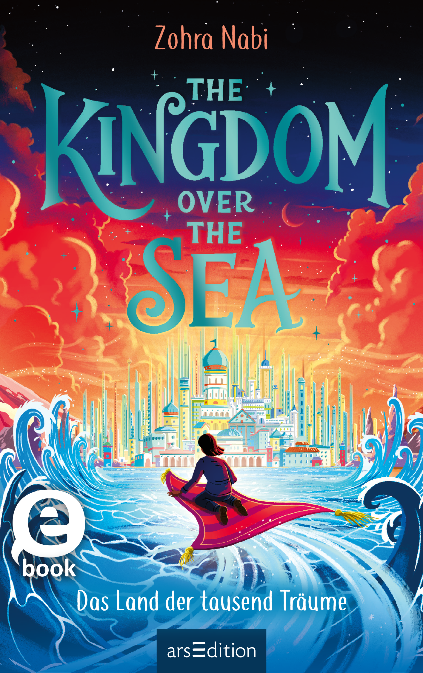 Das Buchcover zeigt in der Ferne ein imposantes Königreich, das hinter einem blauen Meer zu erkennen ist. Im Vordergrund sitze Figur in roter Kleidung auf einem fliegenden Teppich. Oberhalb türmen sich rot-orangefarbene Wolken und ein tiefblauer Himmel. Darauf prangt der Titel „THE KINGDOM OVER THE SEA“ in geschwungener, blauer Schrift. Darunter steht in kleinerer Schrift „Das Land der tausend Träume“. Ganz unten mittig steht der Logoschriftzug von arsEdition.