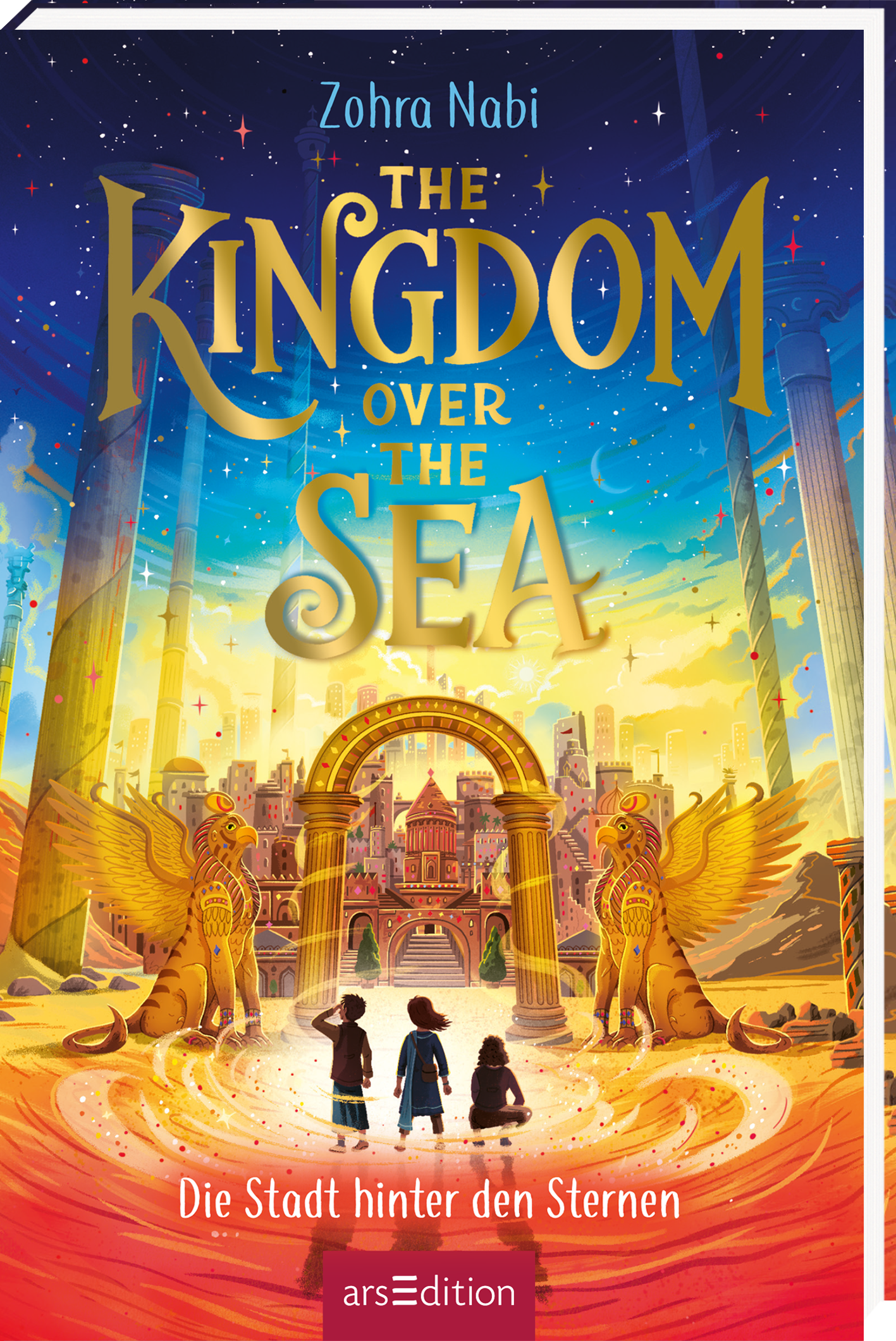 Auf dem Buchcover von „The Kingdom over the Sea“ von Zohra Nabi strahlt ein magisches Farbschema in Blau, Gold und Orange. In der Mitte erhebt sich ein prächtiger Torbogen, flankiert von zwei majestätischen sphinxartigen Wesen. Drei Figuren stehen davor, im Vordergrund, und schauen ehrfurchtsvoll auf die beeindruckende Stadt im Hintergrund. Oberhalb des Torbogens prangt der Titel in geschwungener Schrift. Ganz unten mittig steht der Logoschriftzug von arsEdition.