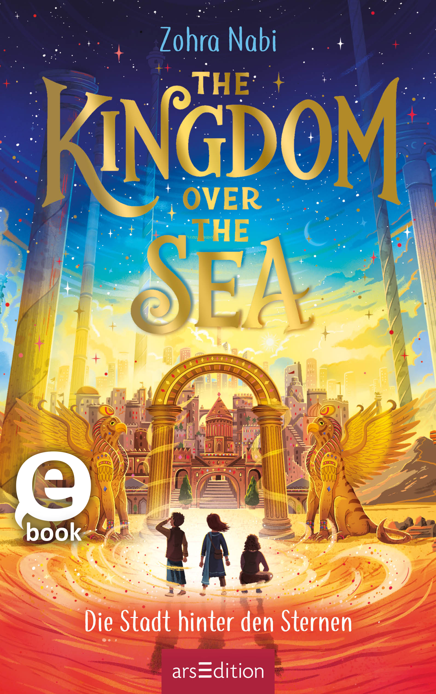 Auf dem Buchcover von „The Kingdom over the Sea“ von Zohra Nabi strahlt ein magisches Farbschema in Blau, Gold und Orange. In der Mitte erhebt sich ein prächtiger Torbogen, flankiert von zwei majestätischen sphinxartigen Wesen. Drei Figuren stehen davor, im Vordergrund, und schauen ehrfurchtsvoll auf die beeindruckende Stadt im Hintergrund. Oberhalb des Torbogens prangt der Titel in geschwungener Schrift. Ganz unten mittig steht der Logoschriftzug von arsEdition.