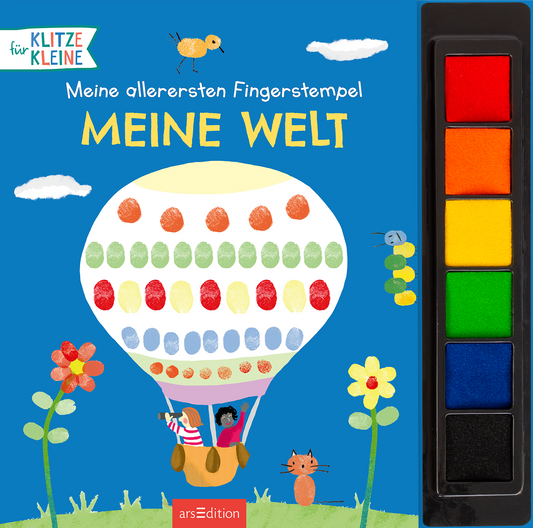 Das Buchcover zeigt einen blauen Hintergrund mit einer farbenfrohen Heißluftballonillustration in der Mitte, dekoriert mit bunten Fingerabdrücken in verschiedenen Farben. Unterhalb des Ballons sitzen zwei fröhliche Kinder, umgeben von stilisierten Blumen und einem neugierigen Kätzchen. Der Titel „MEINE WELT“ ist in großen, gelben Buchstaben oben platziert, während der Untertitel „Meine allerersten Fingerstempel“ in weißer Schrift darüber steht. Ganz unten mittig steht der...