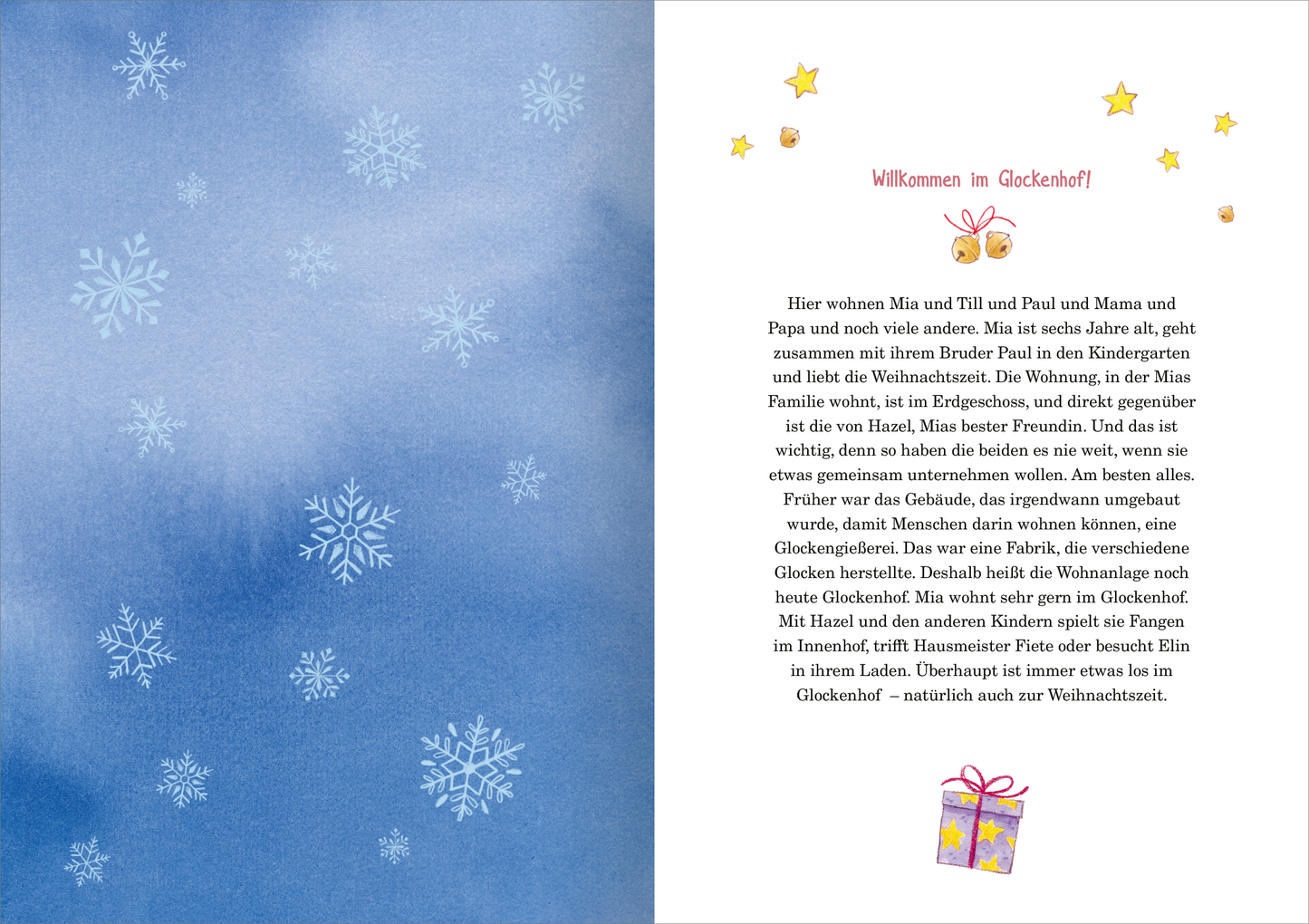 Gezeigt wird eine Innen- oder Zusatzansicht von „24 Adventsgeschichten aus dem Glockenhof“. Die linke Seite zeigt einen sanften blauen Hintergrund mit weißen Schneeflocken, der eine winterliche Atmosphäre schafft. Auf der rechten Seite steht in verspielter, roter Typografie „Willkommen im Glockenhof“, umrahmt von goldenen Sternen und einem Geschenk. Der Text erzählt von Mia und ihrer Familie, die im Glockenhof wohnen und gemeinsam Weihnachten feiern.