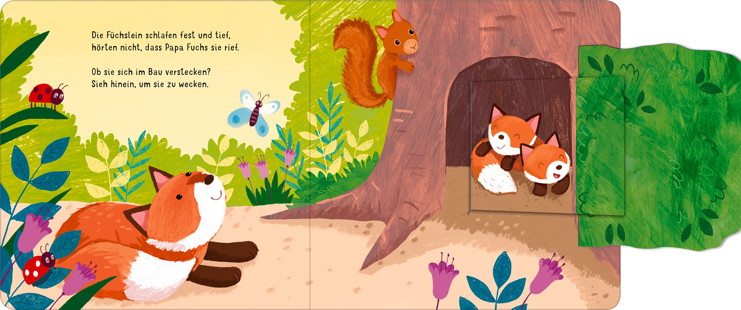 Gezeigt wird eine Innen- oder Zusatzansicht von „Klapp auf! Wer versteckt sich im Wald?“. Die bunten Illustrationen zeigen einen Wald mit lebhaften Pflanzen, darunter grüne Blätter und bunte Blumen. Ein Fuchs, in leuchtendem Orange und Weiß, liegt entspannt im Vordergrund. Im Hintergrund verdeckt eine Baumhöhle zwei weitere Füchse. Ein Eichhörnchen in warmen Brauntönen sitzt auf einem Ast, wobei eine Schmetterling und eine Biene die lebendige Szenerie abrunden. Die Schrift ist klar...