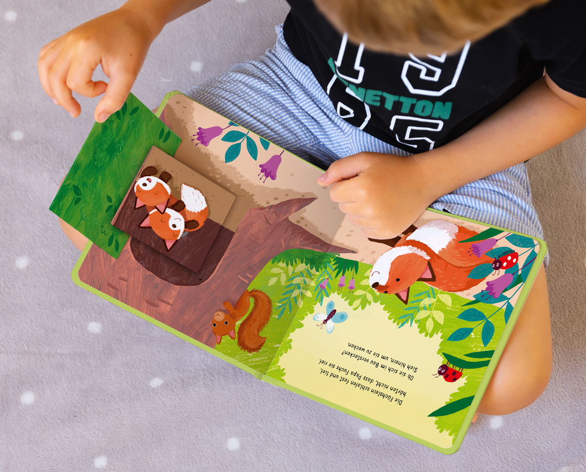 Gezeigt wird eine Innen- oder Zusatzansicht von „Klapp auf! Wer versteckt sich im Wald?“. Die Seite zeigt eine bunte, illustrierte Waldszene mit verschiedenen Tieren, darunter Eichhörnchen und Füchse. Der Hintergrund ist in sanften Grüntönen gehalten und zeigt Blätter und Blumen. Die typografische Gestaltung umfasst klare, kindgerechte Schriftzüge in verschiedenen Größen. Die Elemente sind durch lebendige Farben und kindliche Illustrationen ansprechend gestaltet und fördern die...