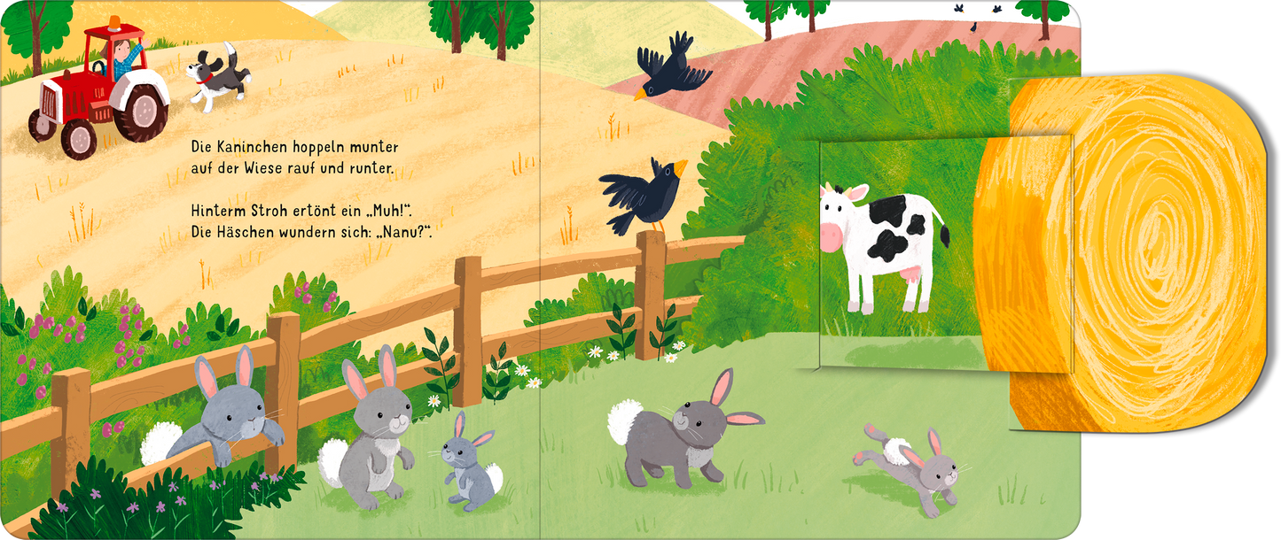 Gezeigt wird eine Innen- oder Zusatzansicht von „Klapp auf! Wer versteckt sich auf dem Bauernhof?“. Die Illustration zeigt eine farbenfrohe Landschaft mit einem roten Traktor auf einer Wiese, umgeben von einem Zaun. Es sind mehrere Kaninchen in Grau und Beige zu sehen, die lebhaft umherhoppeln. Im Hintergrund steht eine Kuh, und am Himmel fliegen schwarze Vögel. Der Text ist in klarer, verspielter Schriftart positioniert, während der Hintergrund mit sanften Grüntönen und gelben Feldern...