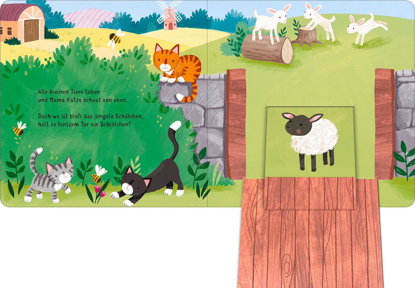 Gezeigt wird eine Innen- oder Zusatzansicht von „Klapp auf! Wer versteckt sich auf dem Bauernhof?“. Die bunte Illustration zeigt eine ländliche Szene mit Tieren, wie einem orangefarbenen Kater, einer schwarzen und grauen Katze sowie zwei weißen Kaninchen auf einer grünen Wiese. Im Hintergrund sind Sonnenblumen und ein Bauernhaus mit einer Windmühle zu sehen. Auf der linken Seite befindet sich ein Text in einer verspielten, gut lesbaren Schrift. Ein Schaf blickt neugierig durch eine...