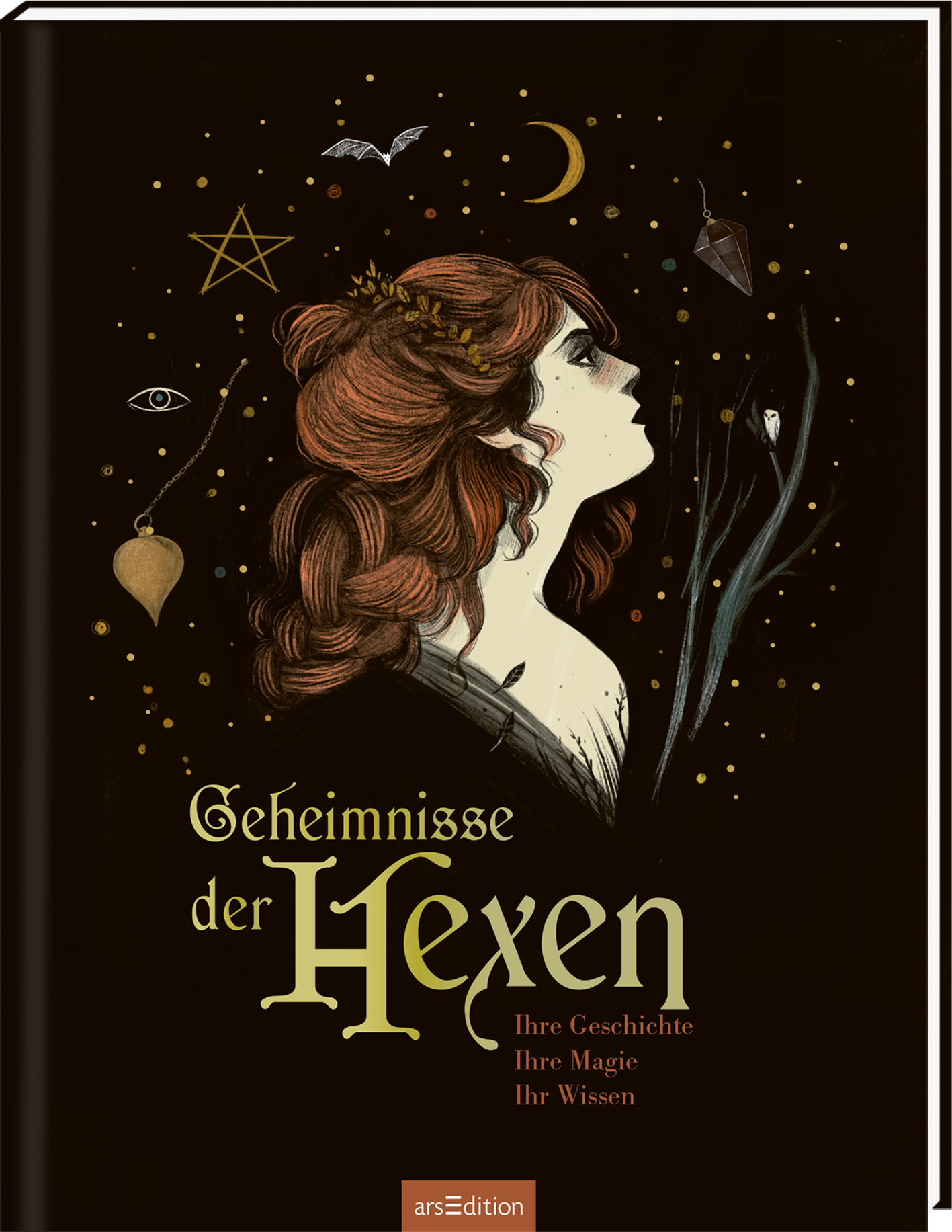 Das Buchcover zeigt eine stilisierte Frauenfigur mit langen, lockigen, kastanienbraunen Haaren. Sie blickt nach oben, umgeben von mystischen Symbolen wie Sternen, einer Mondsichel und einer Eule. Der Hintergrund ist tiefschwarz, was die goldenen und weißen Illustrationen kontrastiert. Der Titel „Geheimnisse der Hexen“ ist in eleganter, goldfarbener Schrift mittig platziert, unterhalb davon der Untertitel „Ihre Geschichte, Ihre Magie, Ihr Wissen“. Ganz unten mittig steht der...