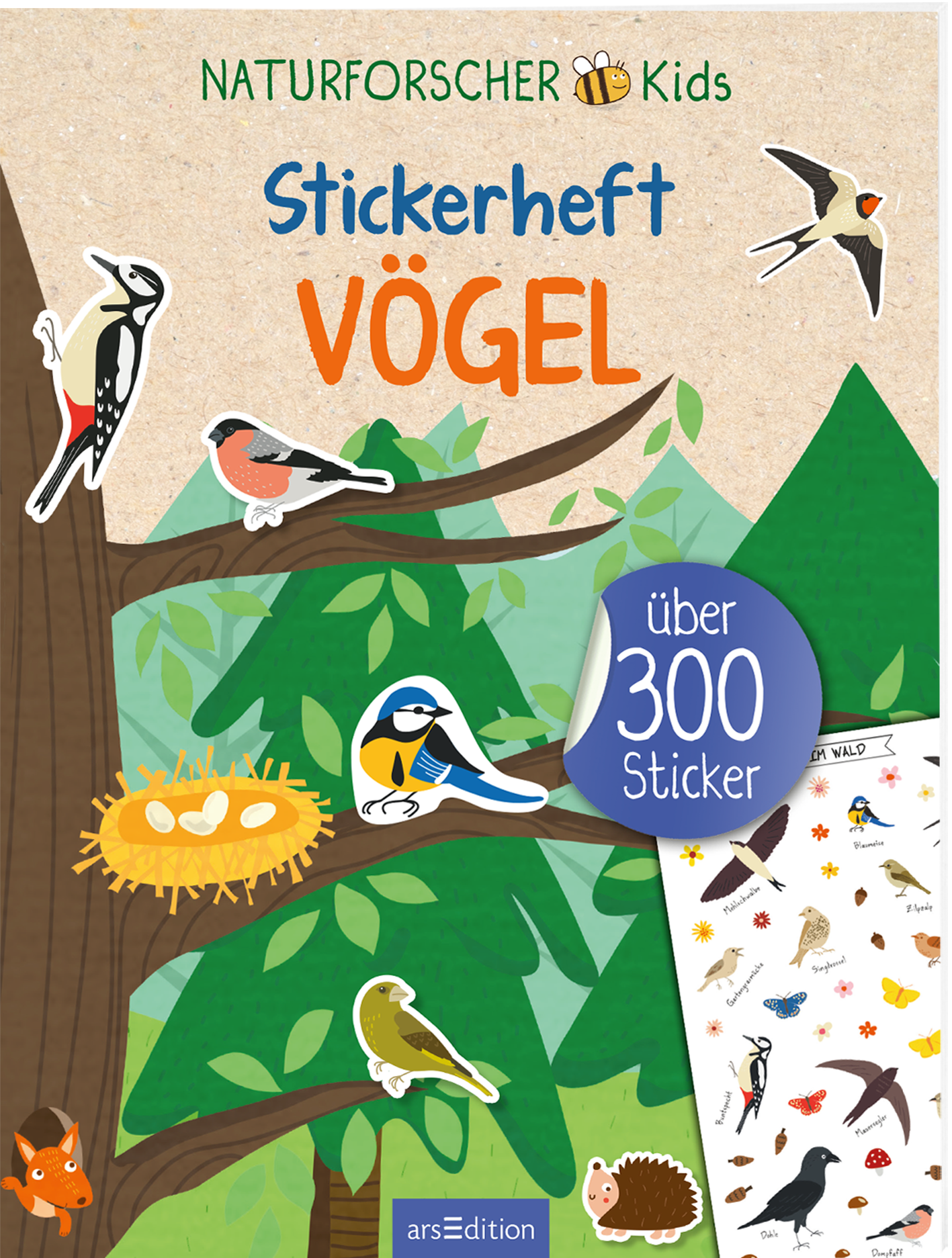 Das Buchcover zeigt eine freundliche, bunte Illustration von Vögeln, die in einem Wald auf Ästen sitzen. Auf einem kräftig grünen Hintergrund sind verschiedene Baumarten abgebildet. In der oberen Mitte steht der Titel „Stickerheft VÖGEL“ in auffälliger, oranger Schrift. Links sind zahlreiche Illustrationen von Vögeln und einem Nistplatz zu sehen. Ein blauer Kreis mit dem Text „über 300 Sticker“ befindet sich rechts. Ganz unten mittig steht der Logoschriftzug von arsEdition.
