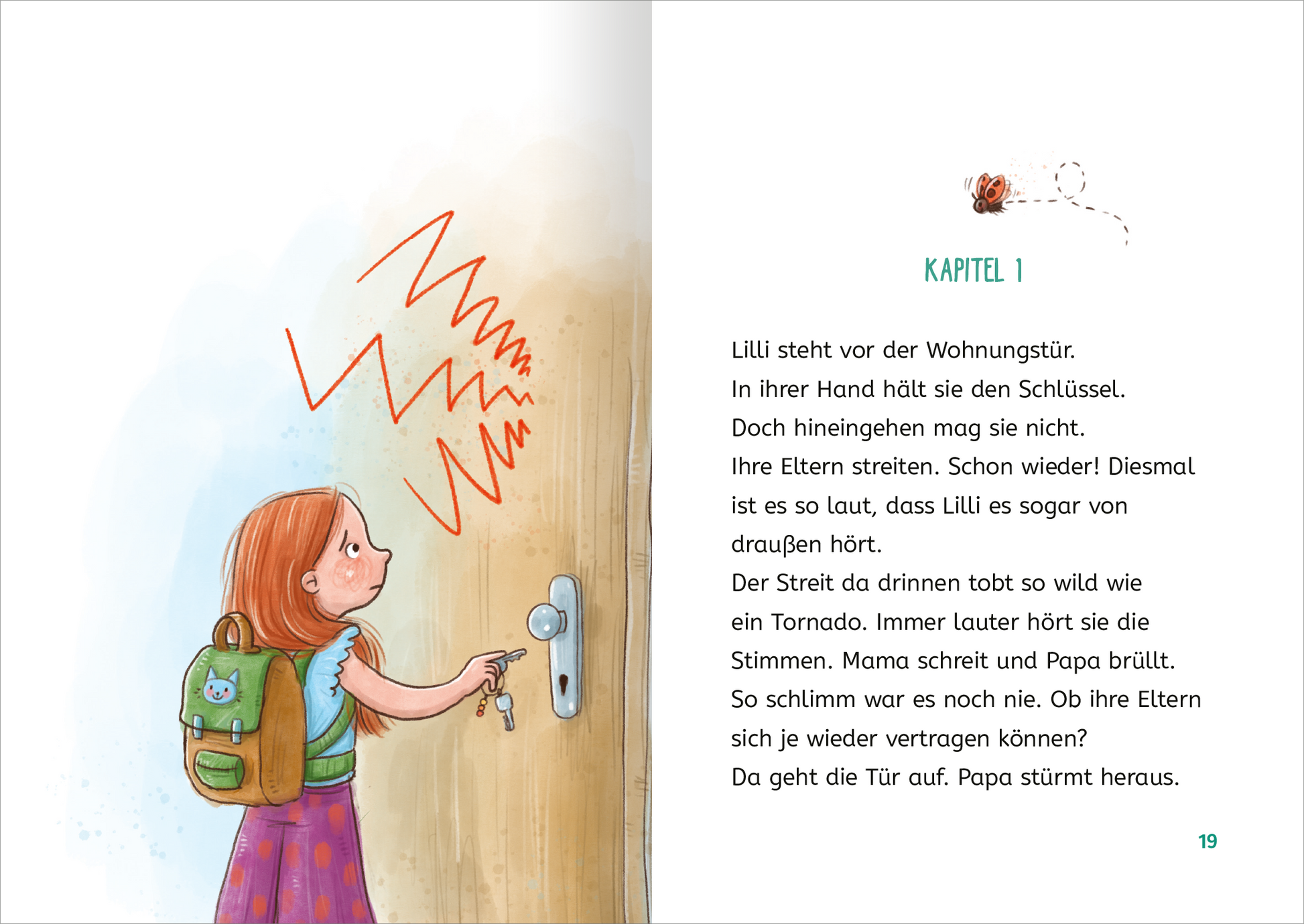 Gezeigt wird eine Innen- oder Zusatzansicht von „Zauberkätzchen“. Auf der linken Seite steht ein Mädchen mit Schulterlangen, kastanienbraunen Haaren und einem grünen Rucksack. Sie hält einen Schlüssel in der Hand und sieht besorgt aus. Die rechte Seite zeigt den Text des ersten Kapitels in schwarzer Schrift, umrahmt von einem klaren, weißen Hintergrund. Über dem Text sind dynamische, rote Zickzacklinien, die den Lärm des Streits symbolisieren. Die Schriftart ist gut lesbar und...