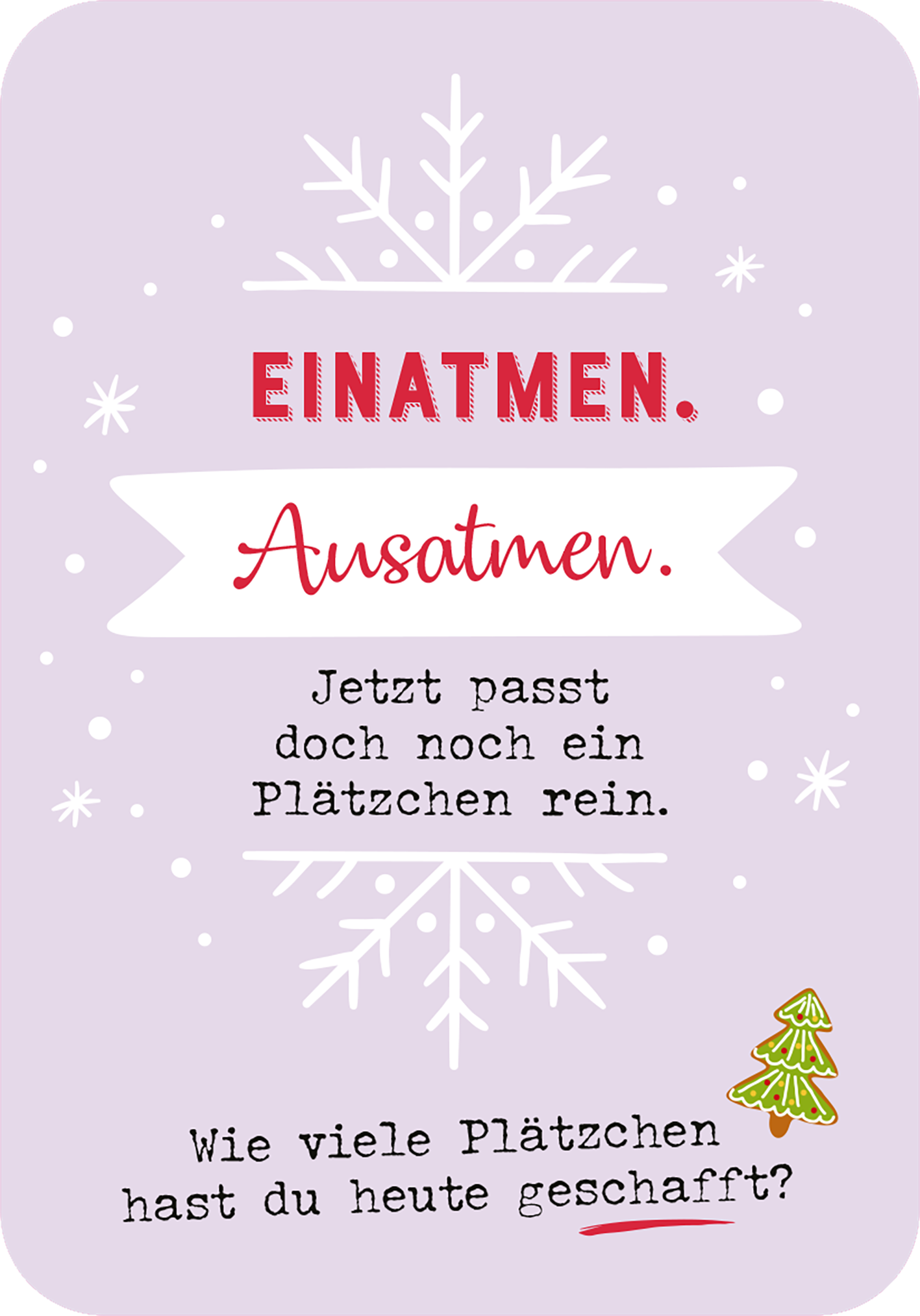 Gezeigt wird eine Innen- oder Zusatzansicht von „Abhängen im Advent“. Der Hintergrund ist in sanftem Lila gehalten, verziert mit weißen Schneeflocken. Zentrale Elemente umfassen den Text „EINATMEN. Ausatmen.“ in kräftigem Rot und einer verspielten Schriftart. Darunter steht in schwarzem Text: „Jetzt passt doch noch ein Plätzchen rein.“ Ein grüner Weihnachtsbaum in der unteren rechten Ecke ergänzt das weihnachtliche Design.