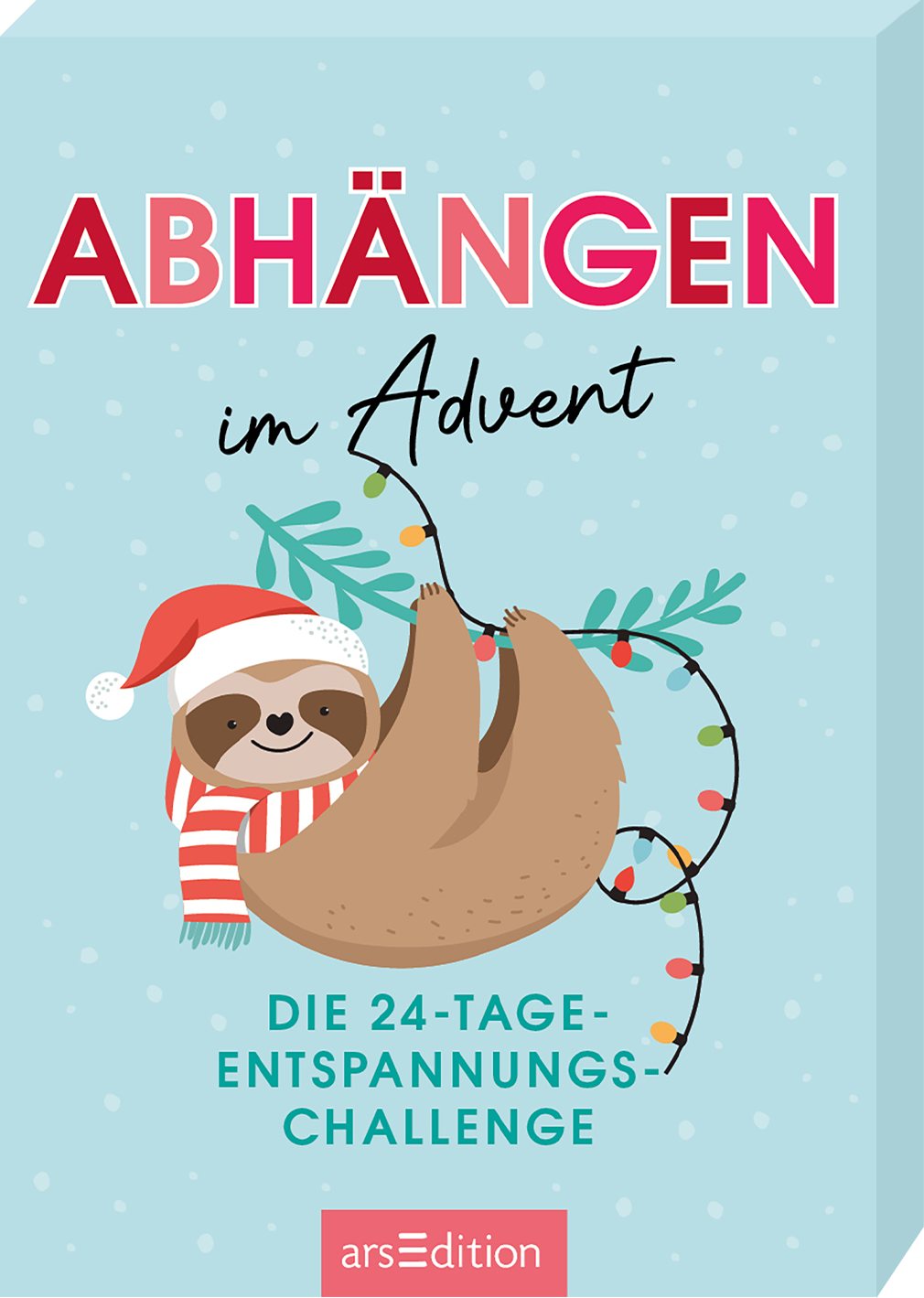 Das Buchcover zeigt einen bunten, mintgrünen Hintergrund. Im Vordergrund hängt ein entspannter Faultier in einem festlichen roten Hut und einem gestreiften Schal. Um das Faultier sind leuchtende Weihnachtslichter gewickelt. Der Titel „ABHÄNGEN im Advent“ ist in großen pinken Buchstaben über dem Faultier platziert, während darunter in eleganter, schwarzer Schrift „DIE 24-TAGE-ENTSPANNUNGS-CHALLENGE“ steht. Ganz unten mittig steht der Logoschriftzug von arsEdition.