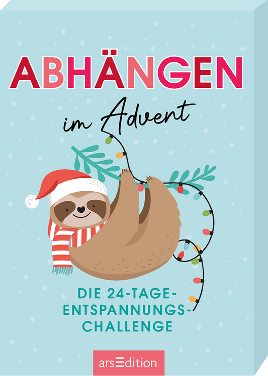 Das Buchcover zeigt einen bunten, mintgrünen Hintergrund. Im Vordergrund hängt ein entspannter Faultier in einem festlichen roten Hut und einem gestreiften Schal. Um das Faultier sind leuchtende Weihnachtslichter gewickelt. Der Titel „ABHÄNGEN im Advent“ ist in großen pinken Buchstaben über dem Faultier platziert, während darunter in eleganter, schwarzer Schrift „DIE 24-TAGE-ENTSPANNUNGS-CHALLENGE“ steht. Ganz unten mittig steht der Logoschriftzug von arsEdition.